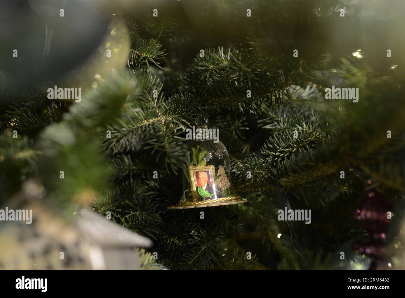 Bildnummer: 60794961  Datum: 04.12.2013  Copyright: imago/Xinhua     (131204) -- WASHINGTON D.C., Dec. 4, 2013 (Xinhua) -- A decoration is seen on a Christmas tree in the East Room of the White House in Washington D.C., capital of the United States, Dec. 4, 2013, during the White House Christmas decorations media viewing. (Xinhua/Zhang Jun) US-WASHINGTON-WHITE HOUSE-CHRISTMAS PUBLICATIONxNOTxINxCHN Gesellschaft Weihnachten Weihnachtsdeko x2x xac 2013 quer o0 Weihnachten Weihnachtszeit weihnachtlich Deko Weihnachtsbaum Detail Christbaumschmuck Stock Photo