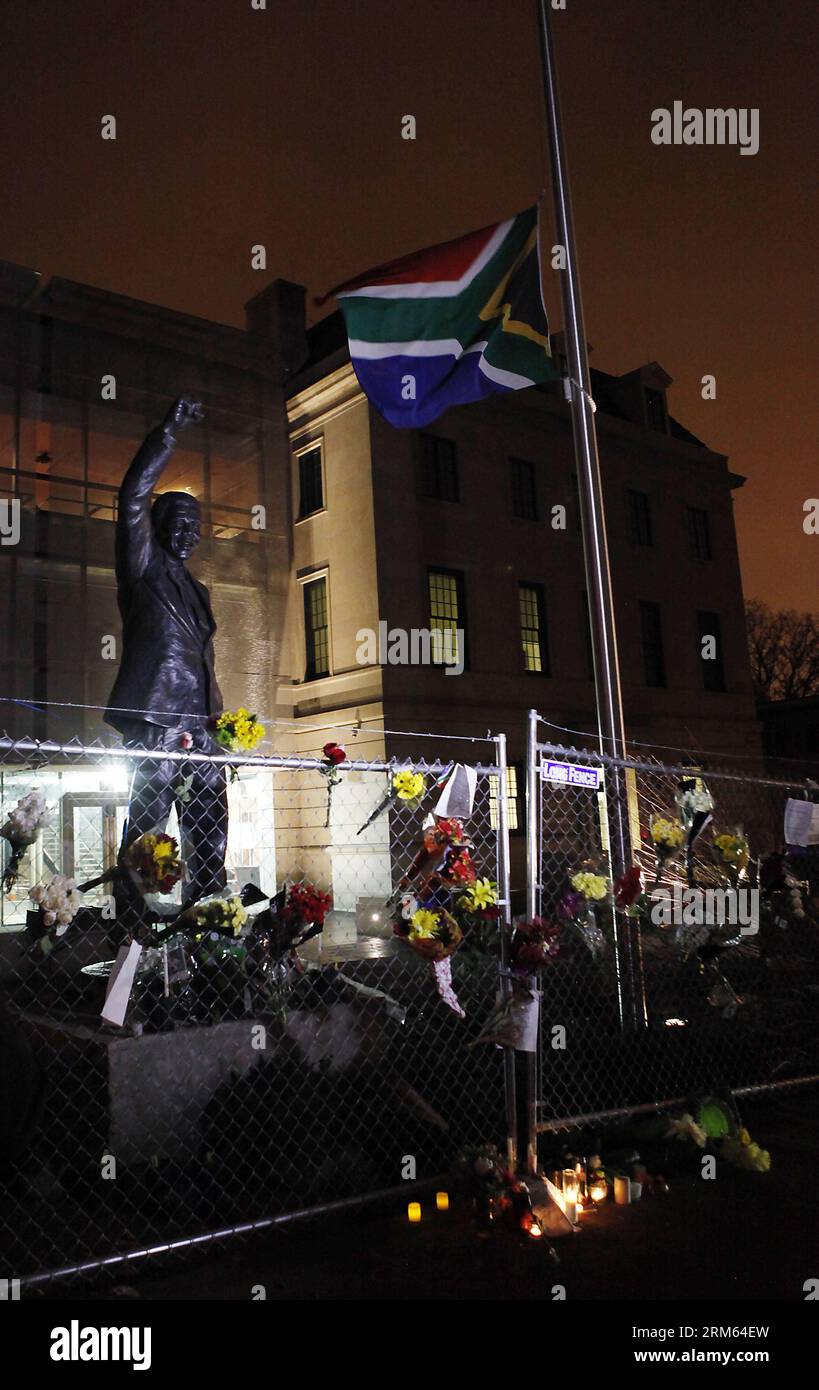 Bildnummer: 60799618  Datum: 06.12.2013  Copyright: imago/Xinhua      Flowers are seen beside the statue of Former South African president Nelson Mandela at the South African embassy in Washington, the United States of America, following Nelson Mandela s death, Dec. 6, 2013. Former South African president Nelson Mandela has died at the age of 95 Thursday, President Jacob Zuma announced in a televised speech to the nation. (Xinhua/Fang Zhe) US-WASHINGTON-SOUTH AFRICA EMBASSY-MANDELA PUBLICATIONxNOTxINxCHN Gesellschaft RSA Trauer Tod Land Leute People Politik trauern x0x xkg 2013 hoch Stock Photo