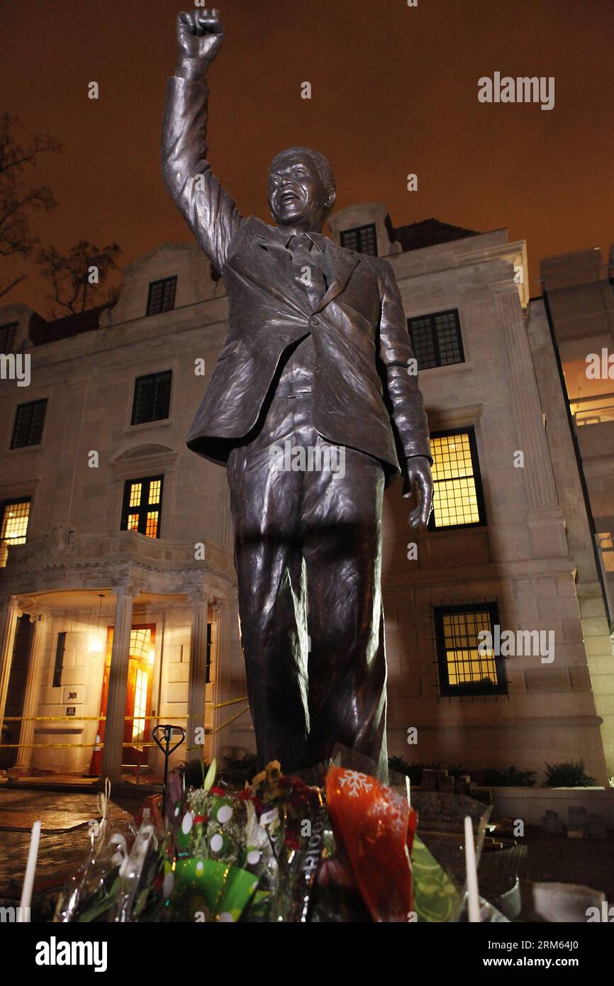 Bildnummer: 60799628  Datum: 06.12.2013  Copyright: imago/Xinhua      Flowers are seen beside the statue of Former South African president Nelson Mandela at the South African embassy in Washington, the United States of America, following Nelson Mandela s death, Dec. 6, 2013. Former South African president Nelson Mandela has died at the age of 95 Thursday, President Jacob Zuma announced in a televised speech to the nation. (Xinhua/Fang Zhe) US-WASHINGTON-SOUTH AFRICA EMBASSY-MANDELA PUBLICATIONxNOTxINxCHN Gesellschaft RSA Trauer Tod Land Leute People Politik trauern x0x xkg 2013 hoch premiumd Stock Photo