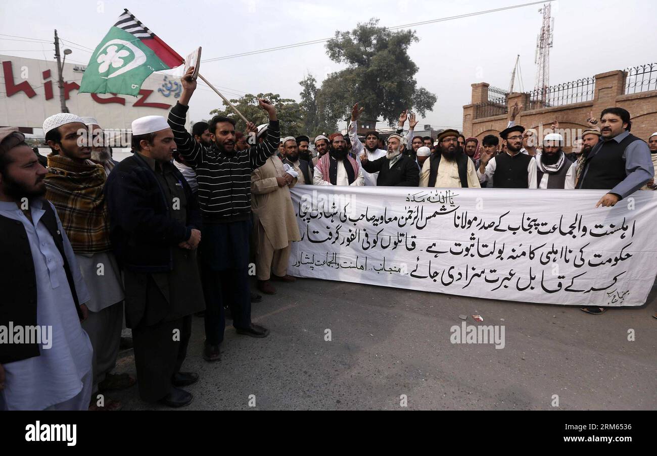 Bildnummer: 60805063  Datum: 07.12.2013  Copyright: imago/Xinhua     PESHAWAR, (Xinhua) -- Pakistani Sunni Muslims shout slogans against the killing of Shamsur Rehman Muawiya, chief of the Sunni party Ahl-e-Sunnat Wal Jammat (ASWJ) for Punjab province, in northwest Pakistan s Peshawar on Dec. 7, 2013. (Xinhua/Ahmad Sidique) PAKISTAN-PESHAWAR-UNREST-PROTEST PUBLICATIONxNOTxINxCHN Demo Protest xas x0x 2013 quer Stock Photo