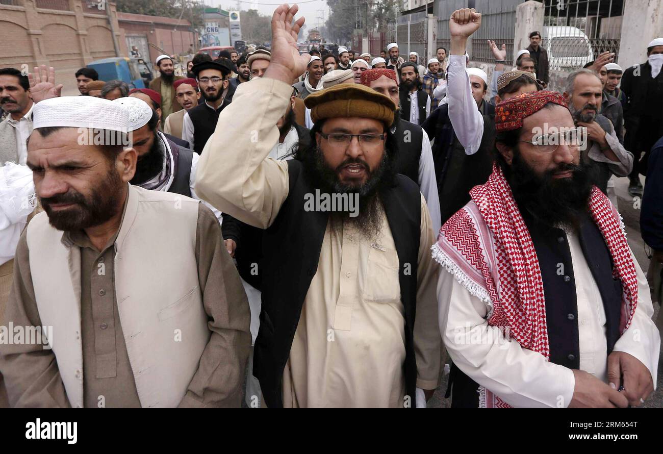 Bildnummer: 60805064  Datum: 07.12.2013  Copyright: imago/Xinhua     PESHAWAR, (Xinhua) -- Pakistani Sunni Muslims shout slogans against the killing of Shamsur Rehman Muawiya, chief of the Sunni party Ahl-e-Sunnat Wal Jammat (ASWJ) for Punjab province, in northwest Pakistan s Peshawar on Dec. 7, 2013. (Xinhua/Ahmad Sidique) PAKISTAN-PESHAWAR-UNREST-PROTEST PUBLICATIONxNOTxINxCHN Demo Protest xas x0x 2013 quer Stock Photo