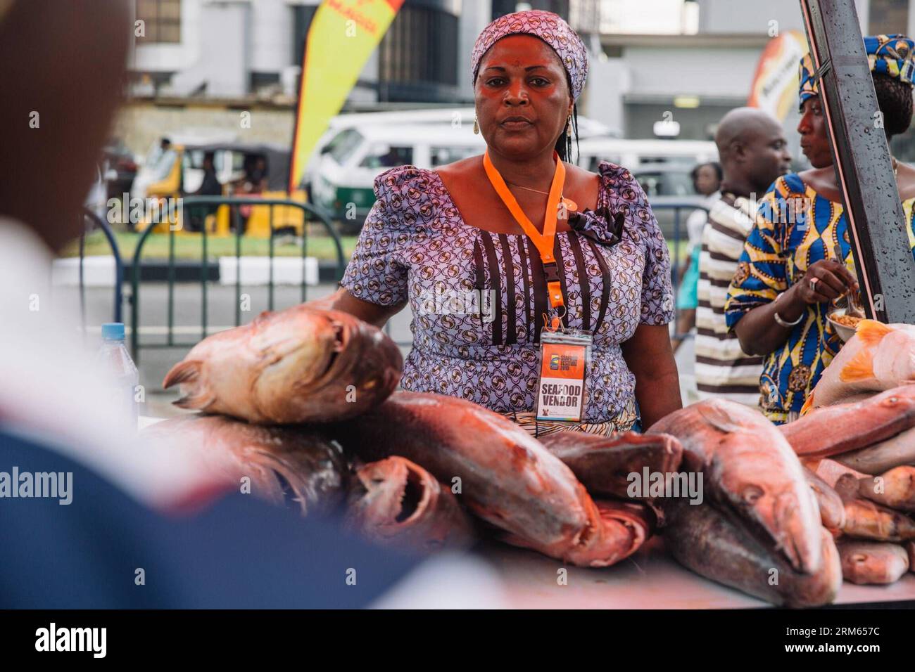 Bildnummer: 60806600  Datum: 07.12.2013  Copyright: imago/Xinhua     Fisherfolks sell seafood at the seafood festival in Lagos, Nigeria, Dec. 7, 2013. The festival opened here on Saturday with the participation of 3,000 drawn from stakeholders in the Aquaculture Value Chain, as the Christmas is approaching.(Xinhua/Zhang Weiyi) NIGERIA-LAGOS-SEAFOOD-FESTIVAL PUBLICATIONxNOTxINxCHN xcb x0x 2013 quer Stock Photo