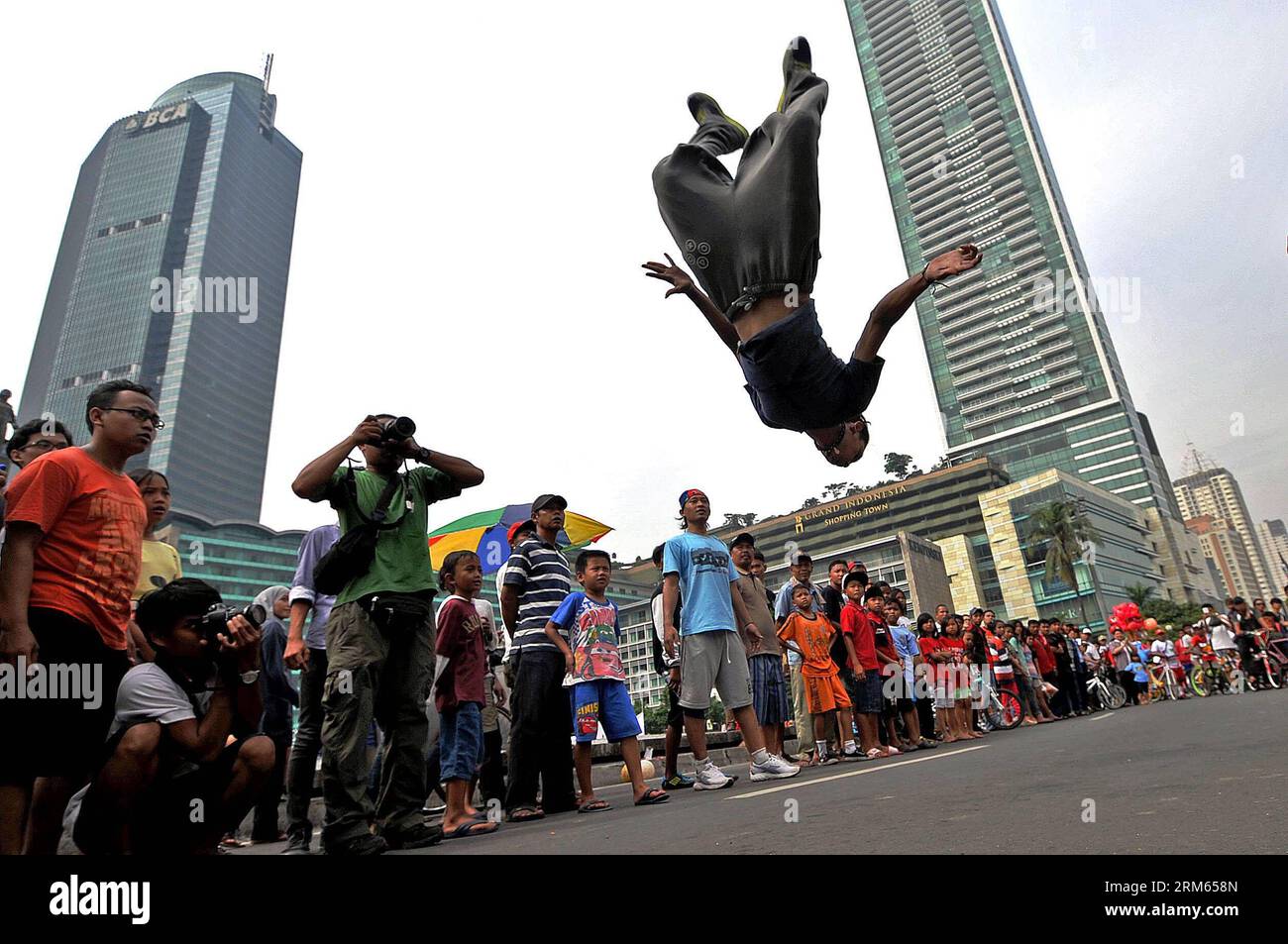 Bildnummer: 60806604  Datum: 08.12.2013  Copyright: imago/Xinhua     A man from Indonesian Jumper community stages some parkour and free run skills during the car free day in Jakarta, Indonesia, Dec. 8, 2013. (Xinhua/Agung Kuncahya B.) INDONESIA-JAKARTA-CAR FREE DAY PUBLICATIONxNOTxINxCHN xcb x0x 2013 quer Stock Photo