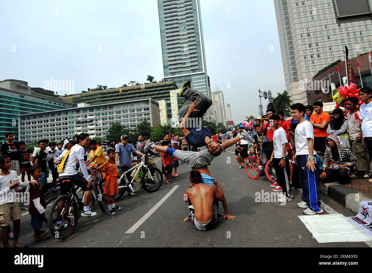 Bildnummer: 60806605  Datum: 08.12.2013  Copyright: imago/Xinhua     A man from Indonesian Jumper community stages some parkour and free run skills during the car free day in Jakarta, Indonesia, Dec. 8, 2013. (Xinhua/Agung Kuncahya B.) INDONESIA-JAKARTA-CAR FREE DAY PUBLICATIONxNOTxINxCHN xcb x0x 2013 quer Stock Photo