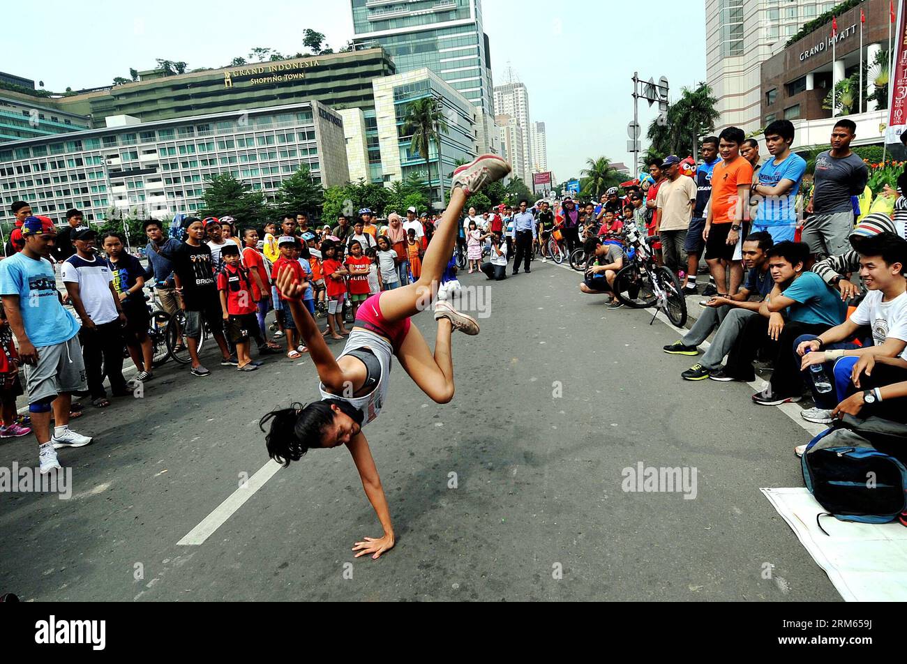Bildnummer: 60806606  Datum: 08.12.2013  Copyright: imago/Xinhua     A woman from Indonesian Jumper community stages some parkour and free run skills during the car free day in Jakarta, Indonesia, Dec. 8, 2013. (Xinhua/Agung Kuncahya B.) INDONESIA-JAKARTA-CAR FREE DAY PUBLICATIONxNOTxINxCHN xcb x0x 2013 quer Stock Photo