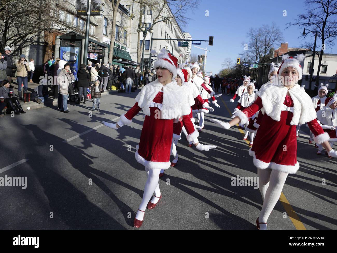 Bildnummer: 60806629  Datum: 07.12.2013  Copyright: imago/Xinhua     Participants dance during the 25th Christmas parade in downtown New Westminster, Canada, Dec. 7, 2013. More than 50 groups attended the parade on Saturday. (Xinhua/Liang Sen) CANADA-VANCOUVER-CHRISTMAS PARADE PUBLICATIONxNOTxINxCHN xcb x0x 2013 quer Stock Photo