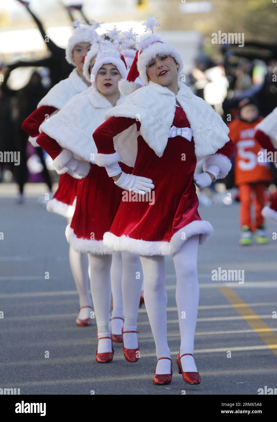 Bildnummer: 60806626  Datum: 07.12.2013  Copyright: imago/Xinhua     Participants dance during the 25th Christmas parade in downtown New Westminster, Canada, Dec. 7, 2013. More than 50 groups attended the parade on Saturday. (Xinhua/Liang Sen) CANADA-VANCOUVER-CHRISTMAS PARADE PUBLICATIONxNOTxINxCHN xcb x0x 2013 hoch Stock Photo
