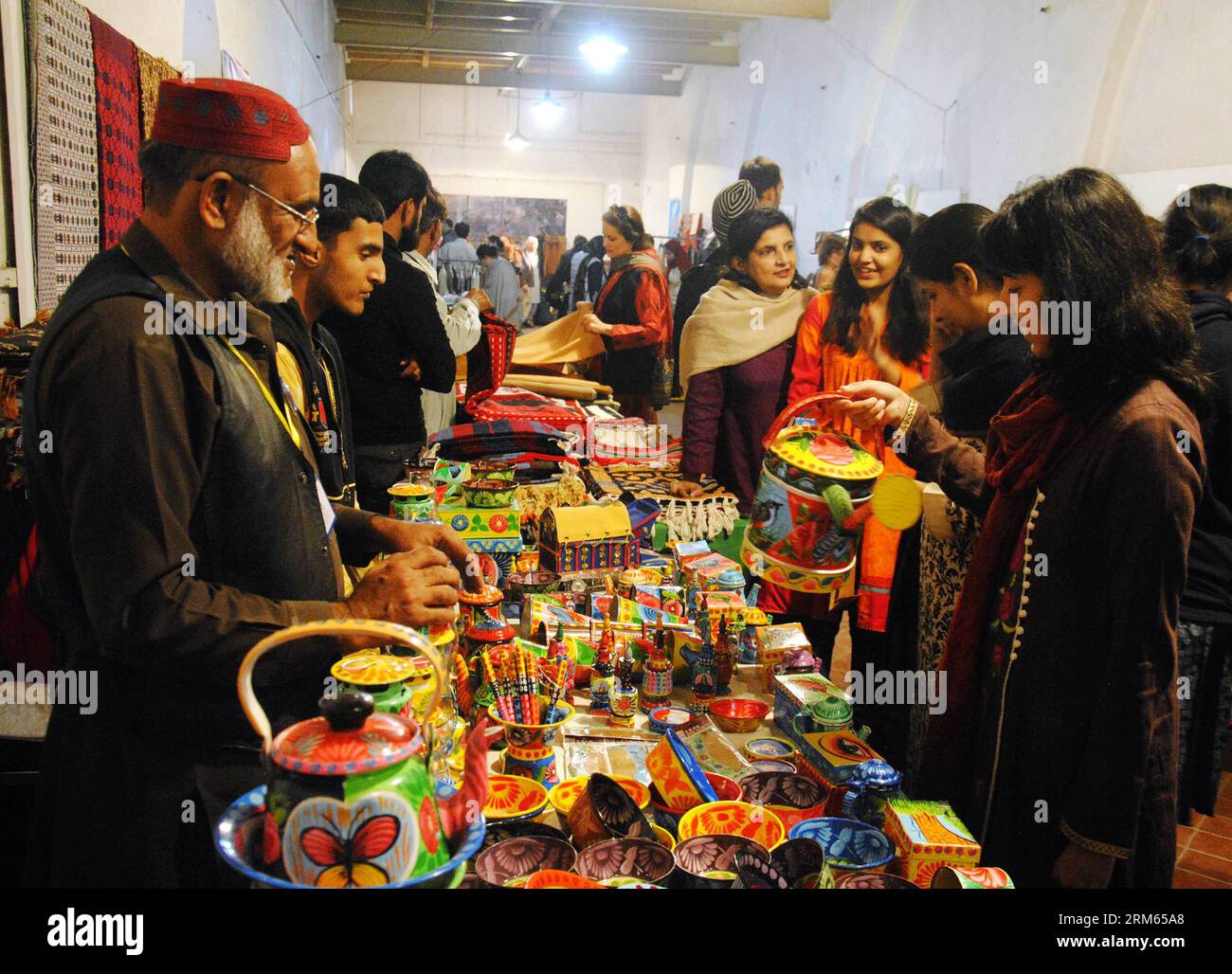 Bildnummer: 60806631  Datum: 08.12.2013  Copyright: imago/Xinhua     visit stalls on the last day of Daachi Arts and Crafts Exhibition in Lahore museum in eastern Pakistan s Lahore, Dec. 8, 2013. (Xinhua/Sajjad) (djj) PAKISTAN-LAHORE-HANDICRAFT-EXHIBITION PUBLICATIONxNOTxINxCHN xcb x0x 2013 quer Stock Photo