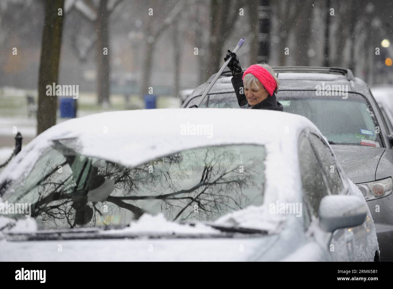 Bildnummer: 60808379  Datum: 08.12.2013  Copyright: imago/Xinhua     (131208) -- WASHINGTON D.C., Dec. 8, 2013 (Xinhua) -- A woman cleans snow on a car in Washington D.C., Dec. 8, 2013. (Xinhua/Zhang Jun) U.S.-WASHINGTON D.C.-SNOW PUBLICATIONxNOTxINxCHN Gesellschaft Wetter Winter Schnee xcb x0x 2013 quer Stock Photo
