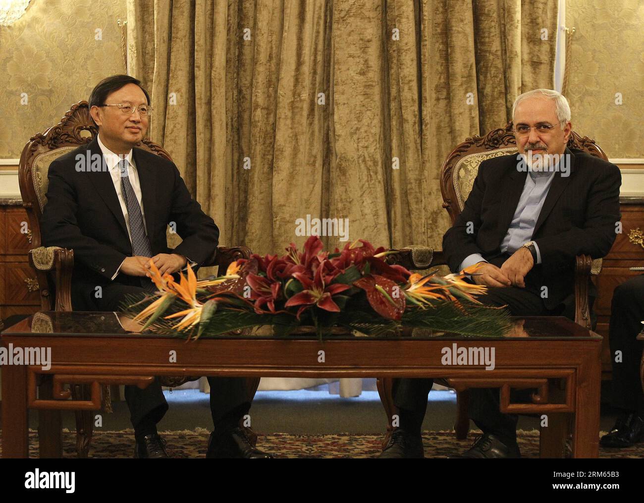 Bildnummer: 60808803  Datum: 08.12.2013  Copyright: imago/Xinhua     Chinese State Councilor Yang Jiechi (L) meets with Iranian Foreign Minister Mohammad-Javad Zarif in Tehran, capital of Iran, on Dec. 8, 2013. (Xinhua/Ahmad Halabisaz) IRAN-CHINA-YANG JIECHI-VISIT PUBLICATIONxNOTxINxCHN People Politik xcb x0x 2013 quer premiumd Stock Photo