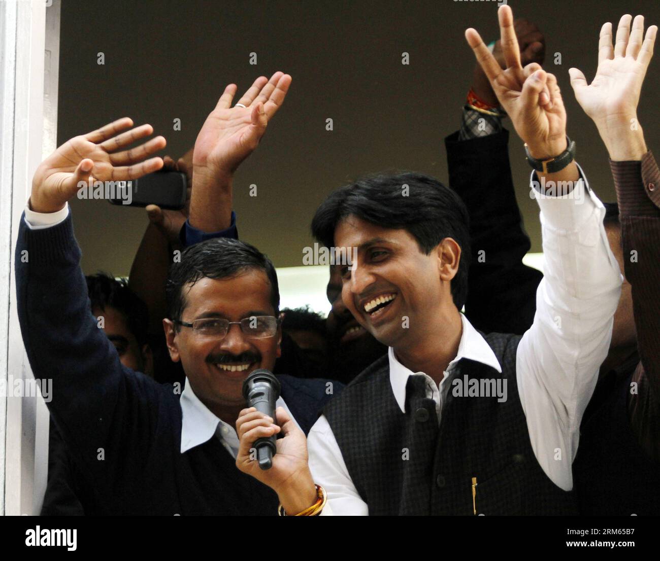 Bildnummer: 60808393  Datum: 08.12.2013  Copyright: imago/Xinhua     Aam Aadmi Party leader Arvind Kejriwal (L, Front) and his party colleagues wave to the crowd as they celebrate the party s performance in Delhi state Assembly elections in New Delhi, India, Dec. 8, 2013. The Bharatiya Janata Party (BJP) came close to getting a majority, winning 32 seats in the Indian capital where the Congress was in power for the last 15 years, while the Congress was reduced to eight, and the recently formed anti-corruption Aam Aadmi Party (Common Man s Party) bagged 28 seats in the 70-member assembly. (Xinh Stock Photo