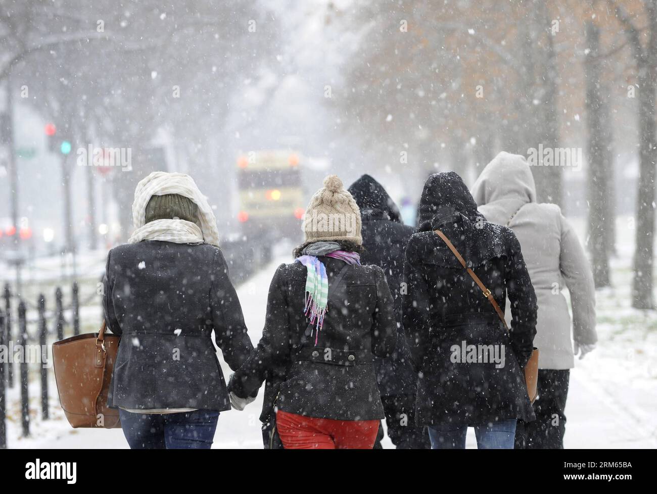 Bildnummer: 60808384  Datum: 08.12.2013  Copyright: imago/Xinhua     (131208) -- WASHINGTON D.C., Dec. 8, 2013 (Xinhua) -- walk in snow in Washington D.C., Dec. 8, 2013. (Xinhua/Zhang Jun) U.S.-WASHINGTON D.C.-SNOW PUBLICATIONxNOTxINxCHN Gesellschaft Wetter Winter Schnee xcb x0x 2013 quer premiumd Stock Photo