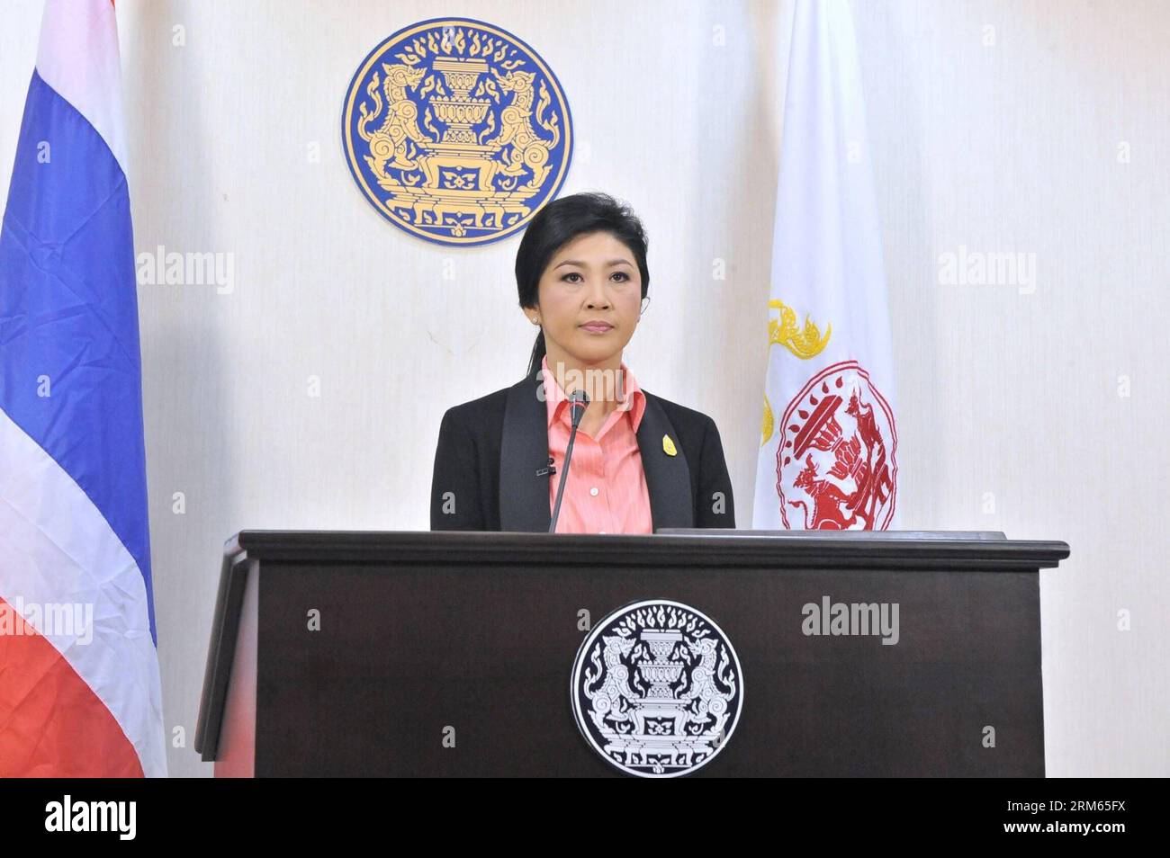 Bildnummer: 60809053  Datum: 09.12.2013  Copyright: imago/Xinhua     (131209) -- BANGKOK, Dec. 9, 2013 (Xinhua) -- Thai Prime Minister Yingluck Shinawatra announces the dissolution of the House of Representatives in Bangkok, Thailand, Dec. 9, 2013. (Xinhua/Pool) THAILAND-BANGKOK-YINGLUCK PUBLICATIONxNOTxINxCHN People Politik xcb x0x 2013 quer premiumd Aufmacher Stock Photo