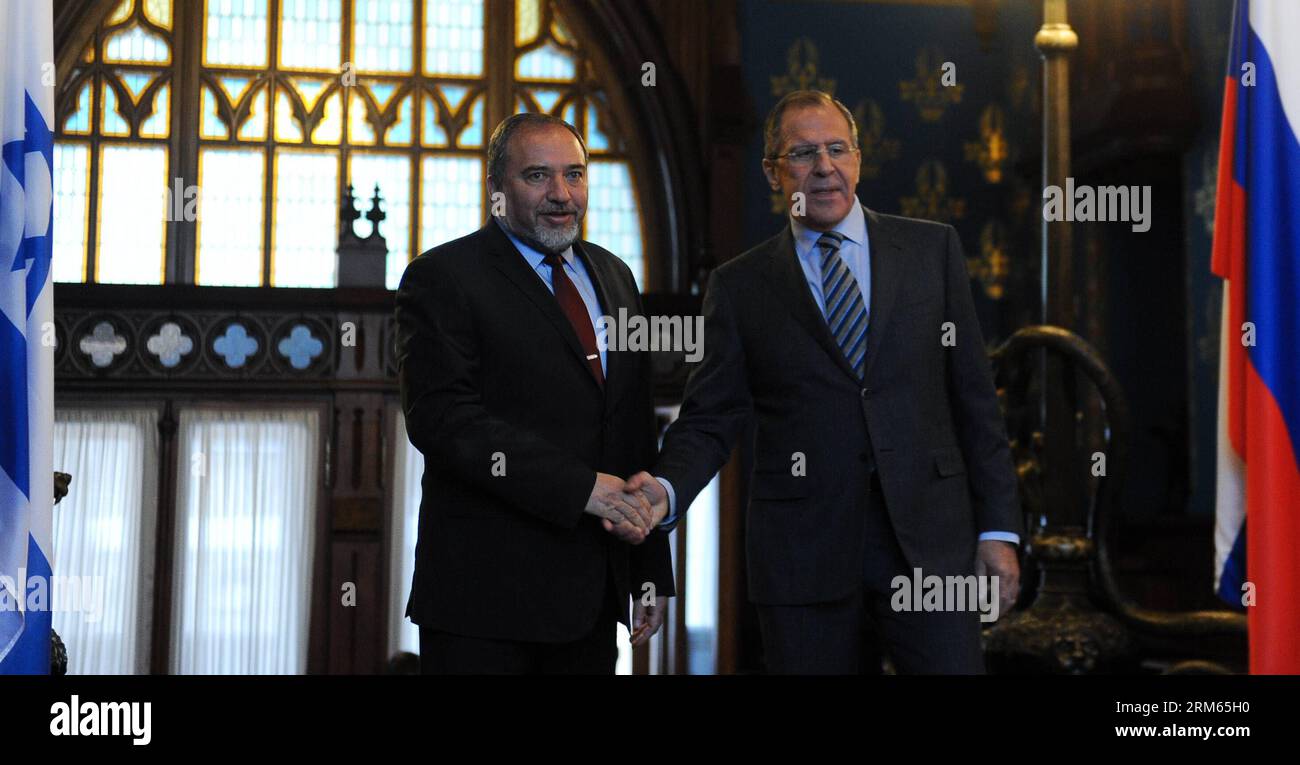 Bildnummer: 60810289  Datum: 09.12.2013  Copyright: imago/Xinhua     (131209) -- MOSCOW, Dec. 9, 2013 (Xinhua) -- Russian Foreign Minister Sergei Lavrov (R) shakes hands with his Israeli counterpart Avigdor Lieberman during their meeting in Moscow, Russia, Dec. 9, 2013. (Xinhua/Jia Yuchen) (zw) RUSSIA-ISRAEL-DIPLOMACY PUBLICATIONxNOTxINxCHN People Politik xcb x0x 2013 quer Stock Photo