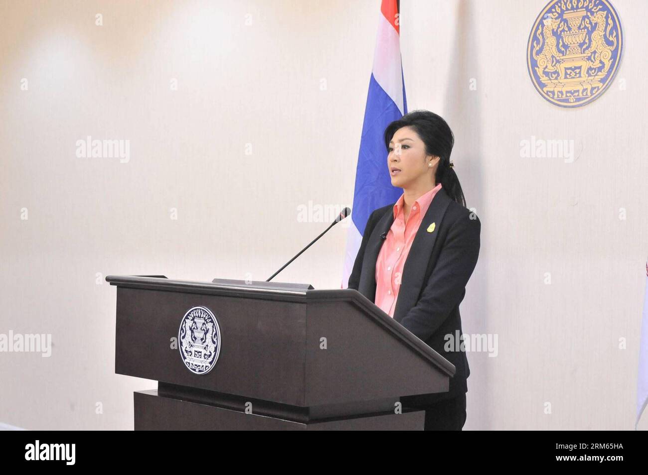 Bildnummer: 60810286  Datum: 09.12.2013  Copyright: imago/Xinhua     (131209) -- BANGKOK, Dec. 9, 2013 (Xinhua) -- Thai Prime Minister Yingluck Shinawatra announces the dissolution of the House of Representatives in Bangkok, Thailand, Dec. 9, 2013. (Xinhua/Pool) THAILAND-BANGKOK-YINGLUCK PUBLICATIONxNOTxINxCHN People Politik xcb x0x 2013 quer Stock Photo