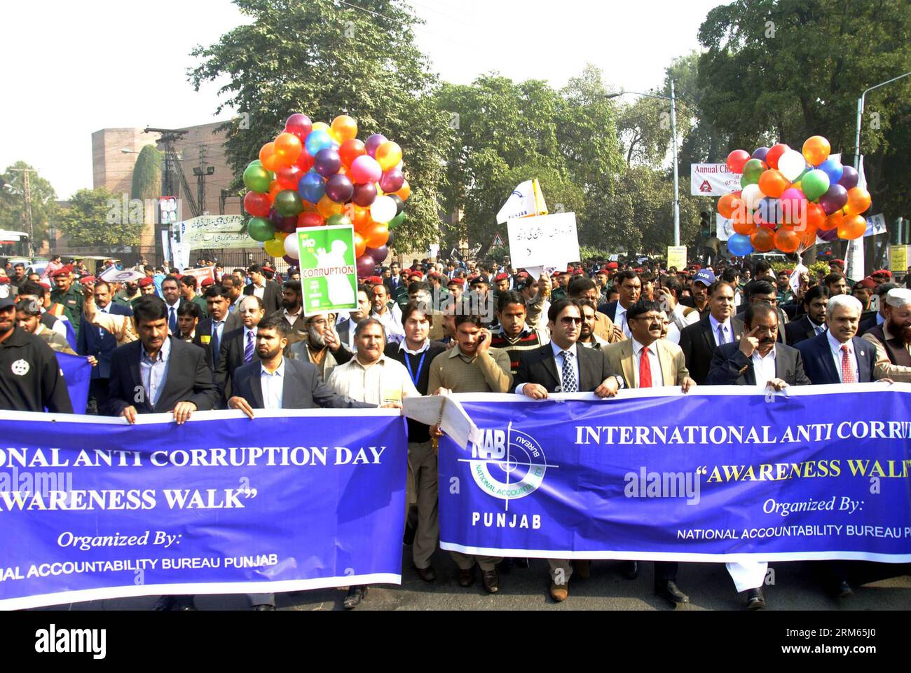 Bildnummer: 60810319  Datum: 09.12.2013  Copyright: imago/Xinhua     (131209) -- LAHORE, Dec. 9, 2013 (Xinhua) -- march to mark the International Anti-Corruption Day in eastern Pakistan s Lahore, Dec. 9, 2013. (Xinhua/Sajjad) PAKISTAN-LAHORE-ANTI-CORRUPTION DAY PUBLICATIONxNOTxINxCHN xcb x2x 2013 quer  o0 Demo Protest Korruption Welt-Anti-Korruptions-Tag Stock Photo
