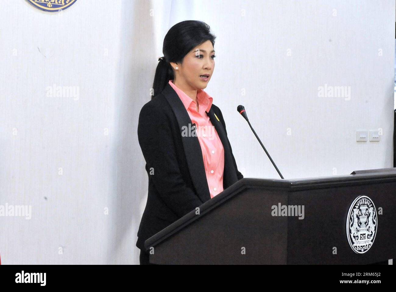 Bildnummer: 60810288  Datum: 09.12.2013  Copyright: imago/Xinhua     (131209) -- BANGKOK, Dec. 9, 2013 (Xinhua) -- Thai Prime Minister Yingluck Shinawatra announces the dissolution of the House of Representatives in Bangkok, Thailand, Dec. 9, 2013. (Xinhua/Pool) THAILAND-BANGKOK-YINGLUCK PUBLICATIONxNOTxINxCHN People Politik xcb x0x 2013 quer Stock Photo