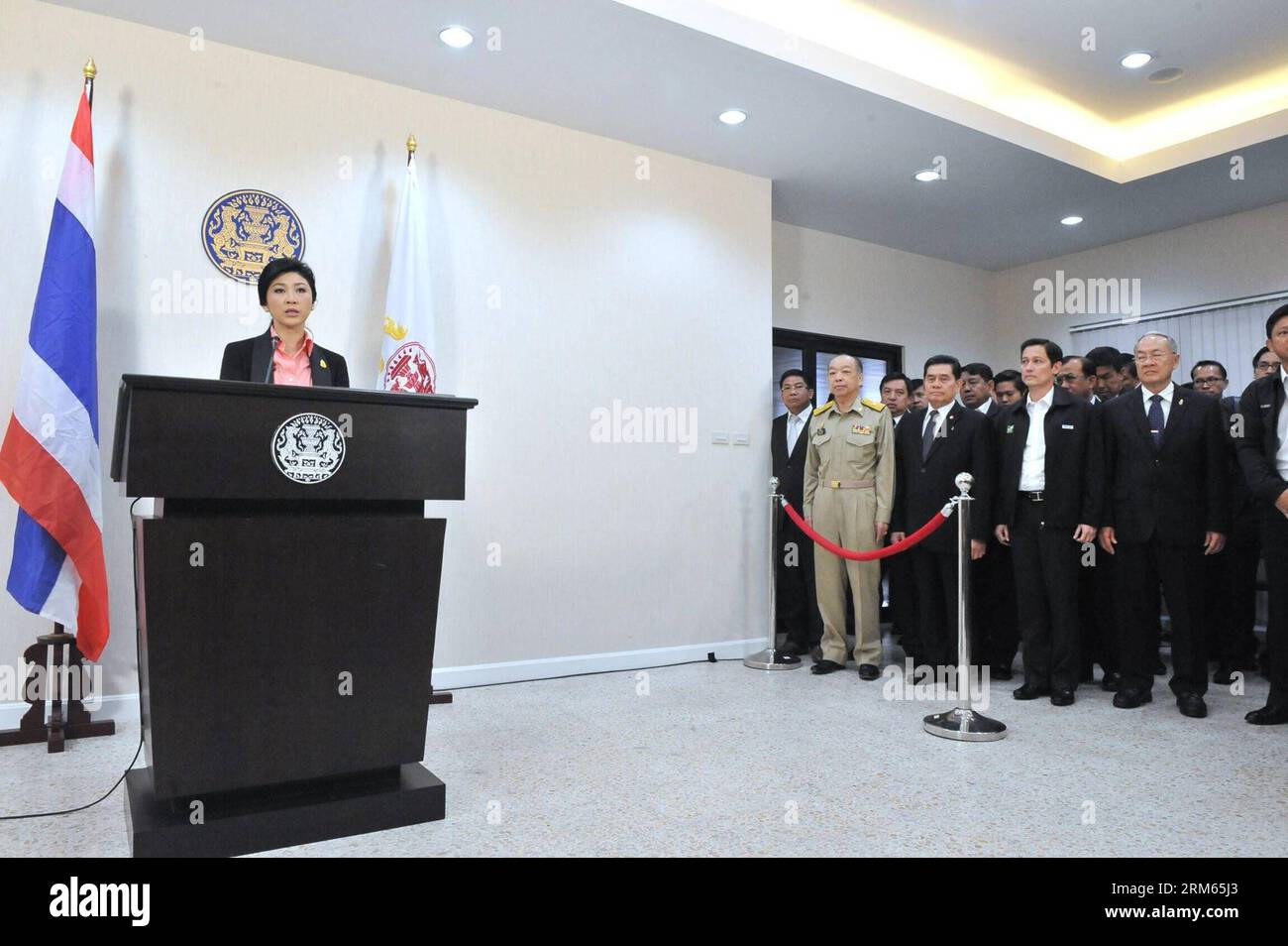 Bildnummer: 60810287  Datum: 09.12.2013  Copyright: imago/Xinhua     (131209) -- BANGKOK, Dec. 9, 2013 (Xinhua) -- Thai Prime Minister Yingluck Shinawatra (1st L) announces the dissolution of the House of Representatives in Bangkok, Thailand, Dec. 9, 2013. (Xinhua/Pool) THAILAND-BANGKOK-YINGLUCK PUBLICATIONxNOTxINxCHN People Politik xcb x0x 2013 quer Stock Photo