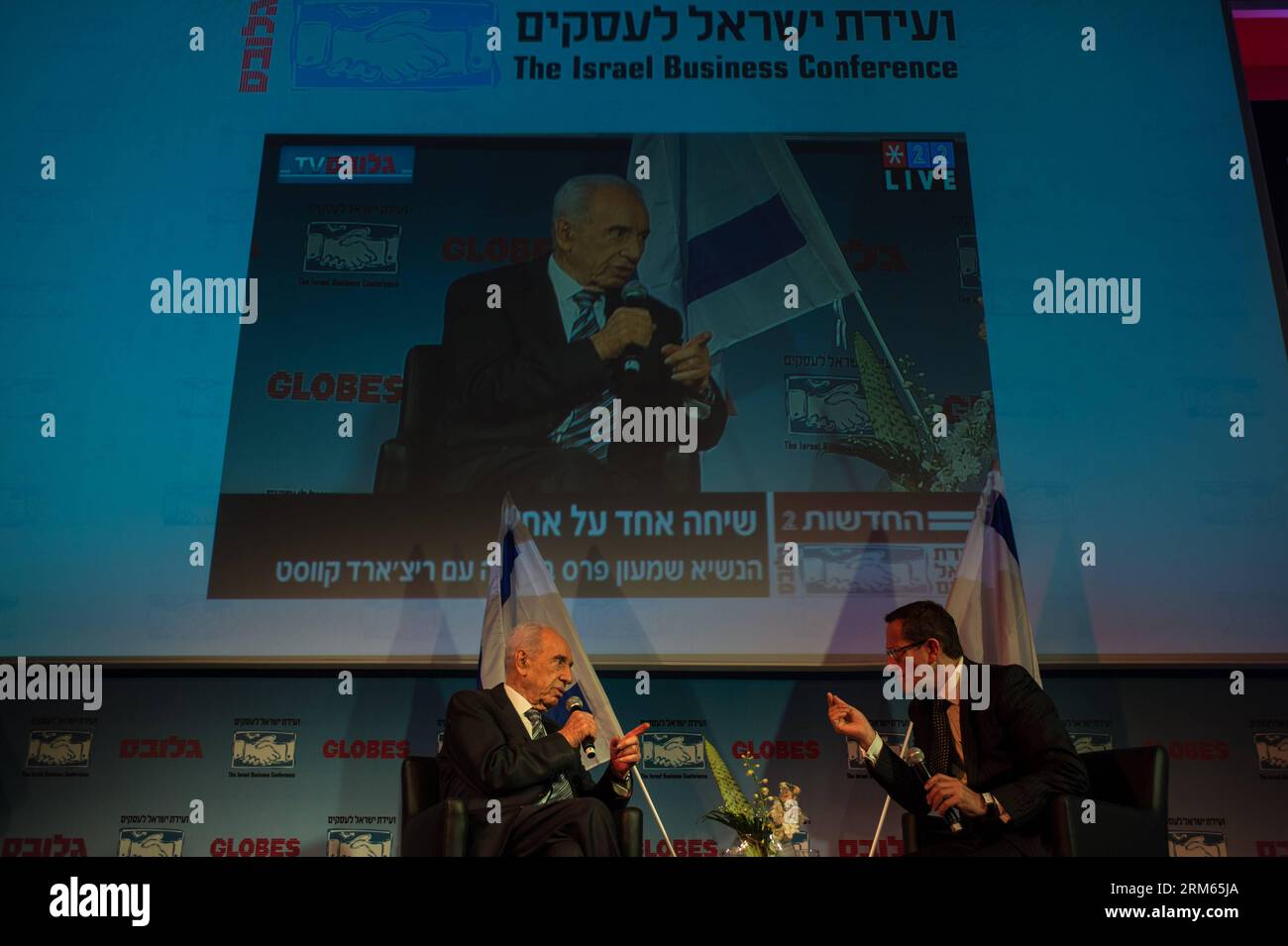 Bildnummer: 60810298 Datum: 08.12.2013 Copyright: imago/Xinhua Israeli  President Shimon Peres (L) is interviewed live by the U.S. Cable News  Network (CNN) journalist and TV host Richard Quest at the opening ceremony  of