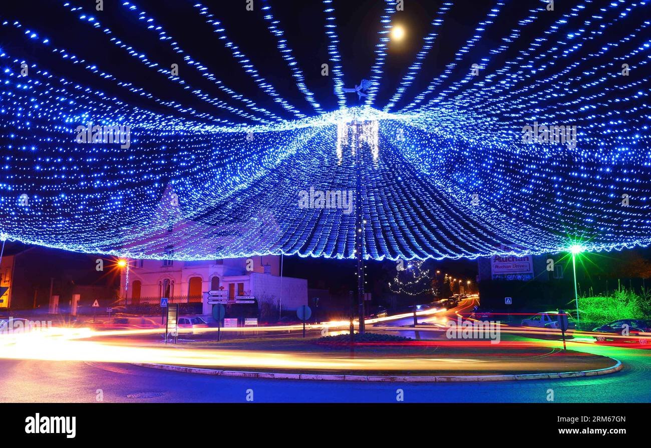 Bildnummer: 60834261  Datum: 16.12.2013  Copyright: imago/Xinhua     (131216) -- HAUTMONT, Dec. 16, 2013 (Xinhua) -- Colourful lights are seen at the Christmas market in the city of Hautmont, northern France, Dec. 14, 2013. (Xinhua/Gong Bing) FRANCE-HAUTMONT-CHRISTMAS PUBLICATIONxNOTxINxCHN xcb x0x 2013 quer Stock Photo