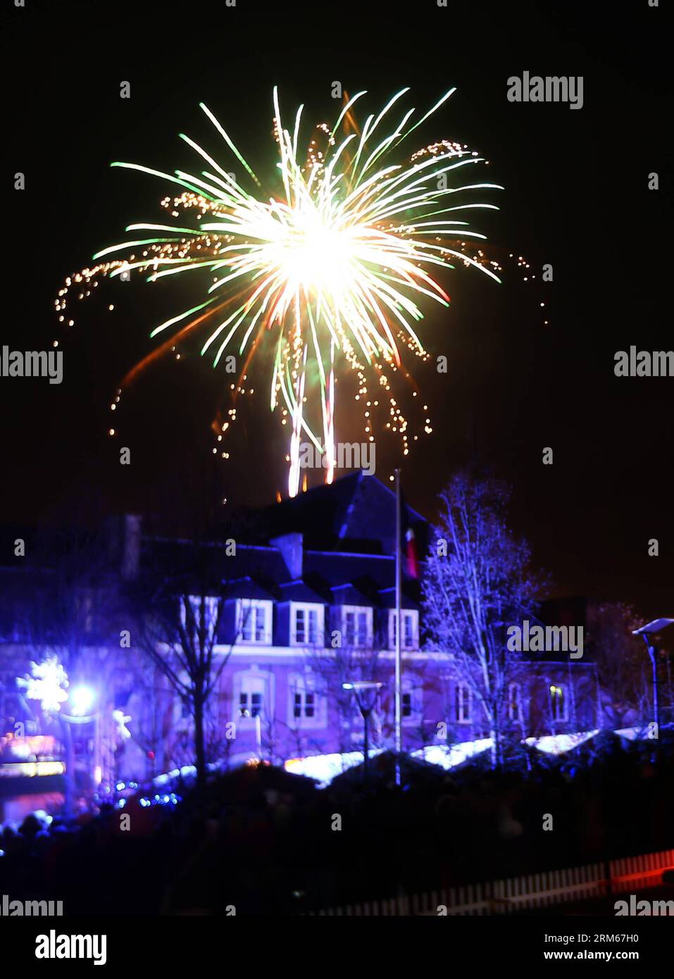 Bildnummer: 60834263  Datum: 16.12.2013  Copyright: imago/Xinhua     (131216) -- HAUTMONT, Dec. 16, 2013 (Xinhua) -- Fireworks are seen at the Christmas market in the city of Hautmont, northern France, Dec. 14, 2013. (Xinhua/Gong Bing) FRANCE-HAUTMONT-CHRISTMAS PUBLICATIONxNOTxINxCHN xcb x0x 2013 hoch Stock Photo