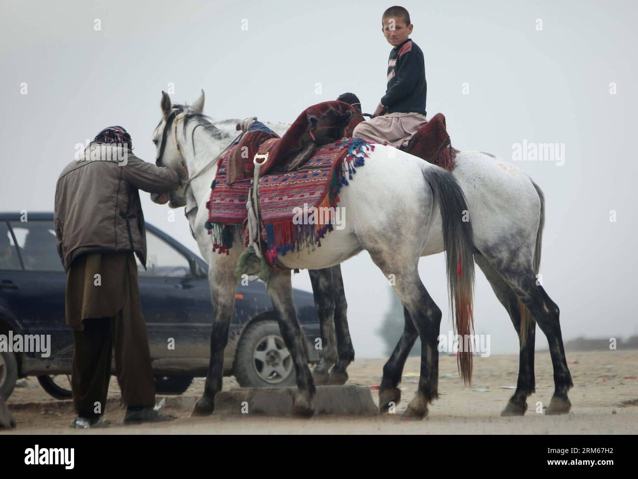 Bildnummer: 60834282  Datum: 16.12.2013  Copyright: imago/Xinhua     (131216) -- KABUL, Dec. 16, 2013 (Xinhua) -- An Afghan boy rides a horse over a hilltop in Kabul, Afghanistan, on Dec 16, 2013. (Xinhua/Ahmad Massoud) AFGHANISTAN-KABUL-DAILY LIFE PUBLICATIONxNOTxINxCHN xcb x0x 2013 quer Stock Photo