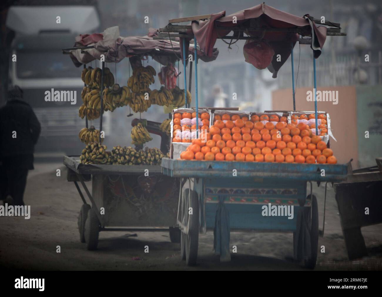 Bildnummer: 60834281  Datum: 16.12.2013  Copyright: imago/Xinhua     (131216) -- KABUL, Dec. 16, 2013 (Xinhua) -- Fruits are displayed for sells in Kabul, Afghanistan, on Dec 16, 2013. (Xinhua/Ahmad Massoud) AFGHANISTAN-KABUL-DAILY LIFE PUBLICATIONxNOTxINxCHN xcb x0x 2013 quer Stock Photo