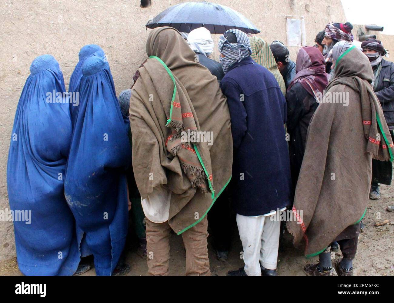 Bildnummer: 60834288  Datum: 16.12.2013  Copyright: imago/Xinhua     (131216) -- BALKH, Dec. 16, 2013 (Xinhua) -- Afghans wait to receive food donated by UNHCR in Balkh province of northern Afghanistan on Dec. 16, 2013.(Xinhua/Azorda) AFGHANISTAN-BALKH-FOOD DISTRIBUTION PUBLICATIONxNOTxINxCHN xcb x0x 2013 quer Stock Photo