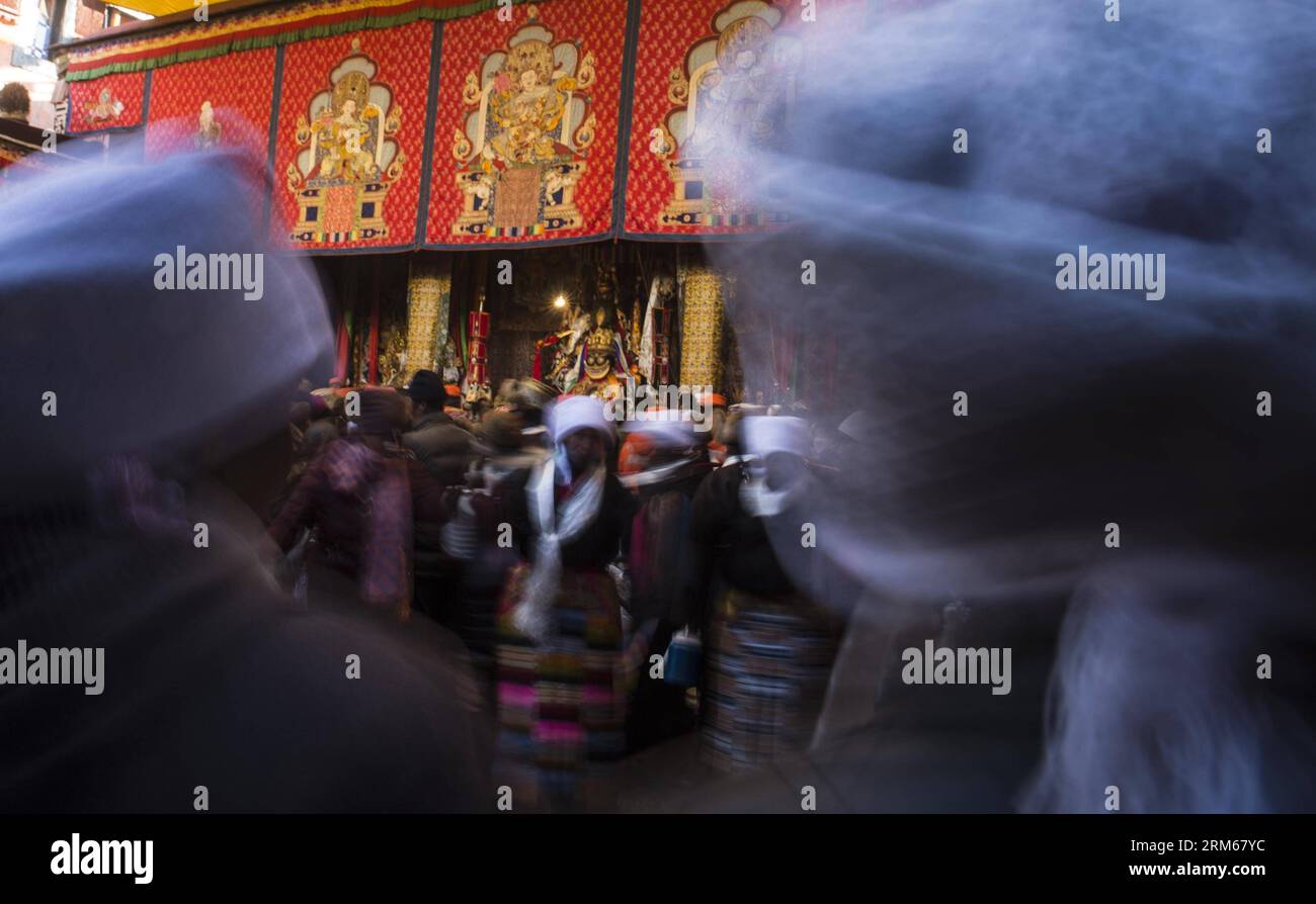 (131217) -- LHASA, Dec. 17, 2013 (Xinhua) -- People dance the Guozhuang, a bonfire dance of the Tibetan ethnic group, to celebrate the Palden Lhamo Festival at the Jokhang Temple in Lhasa, capital of southwest China s Tibet Autonomous Region, Dec. 17, 2013. The Palden Lhamo Festival, which falls on the 15th day of the 10th month of the Tibetan Calender, is celebrated by the female followers of Tibetan Buddhism to pray for a satisfactory marriage each year. (Xinhua/Purbu Zhaxi) (mt) CHINA-LHASA-PALDEN LHAMO FESTIVAL (CN) PUBLICATIONxNOTxINxCHN   Lhasa DEC 17 2013 XINHUA Celebrities Dance The Gu Stock Photo