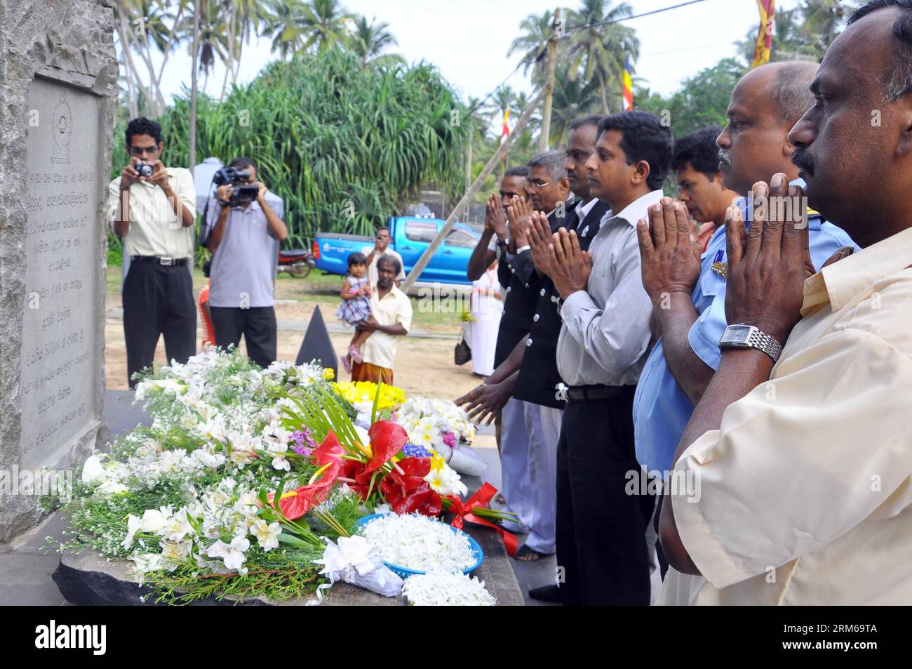 (131226) -- PERALIYA, Dec. 26, 2013 (Xinhua) -- Mourners pray during a ceremony held to commemorate victims of Indian Ocean tsunami on the 9th anniversary of the disaster in Peraliya, about 90 km south of the capital Colombo, Sri Lanka, Dec. 26, 2013. On the morning of Dec. 26, 2004, a 9.15 magnitude earthquake off Indonesia triggered the deadly Indian Ocean tsunami which left around 226,000 dead or missing in Thailand, Indonesia, Sri Lanka, India and nine other countries. (Xinhua/GayanSameera) SRI LANKA-COLOMBO-TSUNAMI-ANNIVERSARY PUBLICATIONxNOTxINxCHN   Peraliya DEC 26 2013 XINHUA Morne Pra Stock Photo