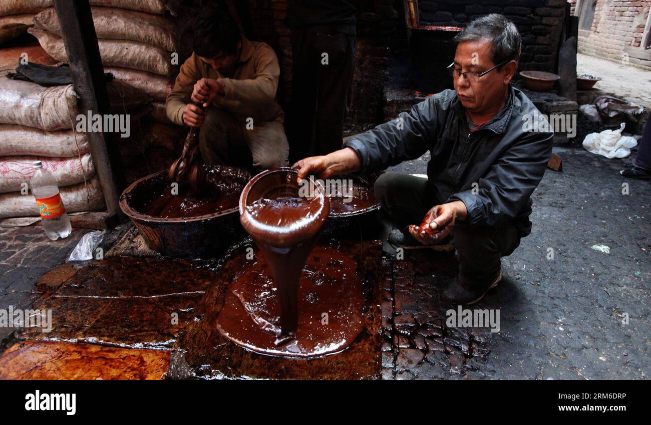 (140106) KATHMANDU, Jan. 6, 2014 (Xinhua) Locals prepare molasses