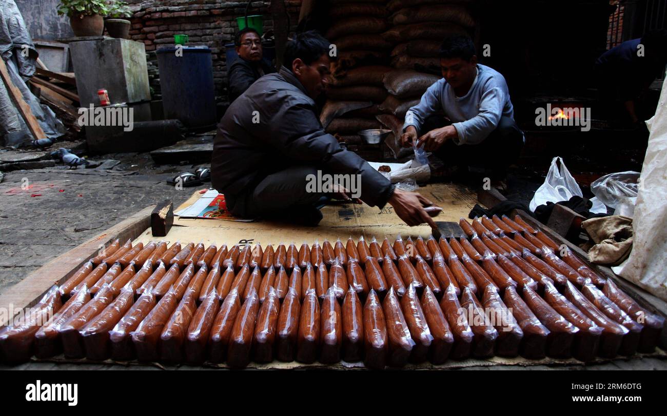 (140106) KATHMANDU, Jan. 6, 2014 (Xinhua) Locals prepare molasses