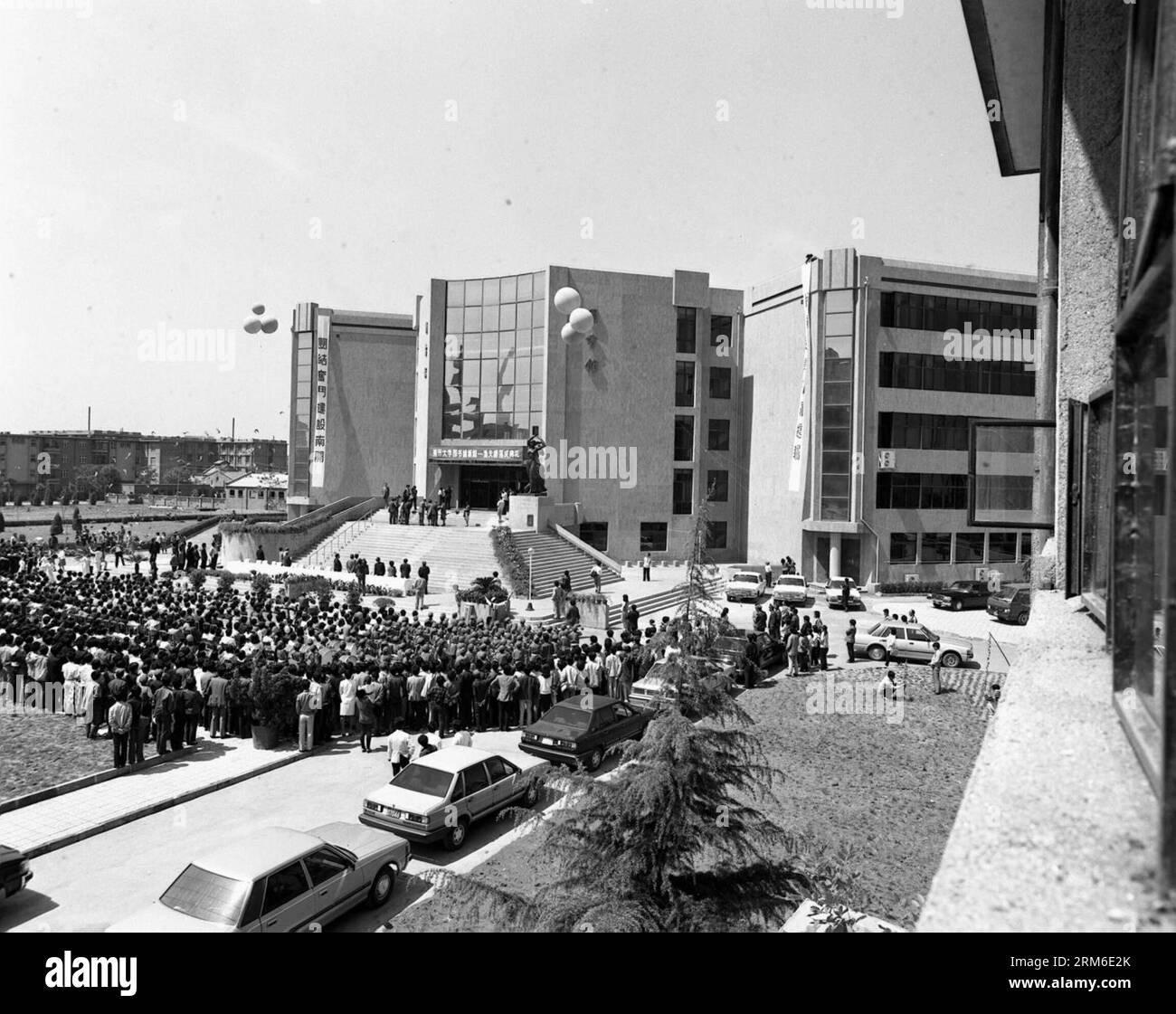 Photo taken on May 14, 1990 shows a ceremony celebrating the completion of the library named after Hong Kong media mogul and philanthropist R. R. Shaw at Naikai University in Tianjin, north China.   (Xinhua/Li Changyuan) (ry) CHINA-HONG KONG-RUN RUN SHOW-MOURNING (CN) PUBLICATIONxNOTxINxCHN   Photo Taken ON May 14 1990 Shows a Ceremony Celebrating The completion of The Library Named After Hong Kong Media Mogul and Philanthropist r r Shaw AT  University in Tianjin North China XINHUA left Chang Yuan Ry China Hong Kong Run Run Show Mourning CN PUBLICATIONxNOTxINxCHN Stock Photo