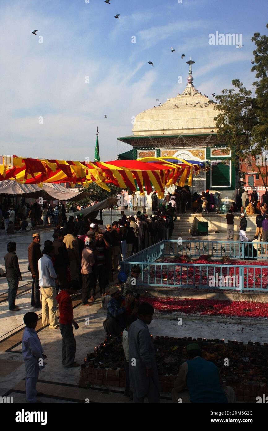 (140111) -- LAHORE, Jan. 11, 2014 (Xinhua) -- Pakistani Muslim devotees gather at the shrine of the Sufi saint Mian Mir Sahib during the last day of a three-day festival marking his 369th death anniversary in eastern Pakistan s Lahore on Jan. 11, 2014. (Xinhua/Jamil Ahmed) (djj) PAKISTAN-LAHORE-RELIGION-SHRINE PUBLICATIONxNOTxINxCHN   Lahore Jan 11 2014 XINHUA Pakistani Muslim devotees gather AT The Shrine of The Sufi Saint Mian me Sahib during The Load Day of a Three Day Festival marking His  Death Anniversary in Eastern Pakistan S Lahore ON Jan 11 2014 XINHUA Jamil Ahmed  Pakistan Lahore Rel Stock Photo