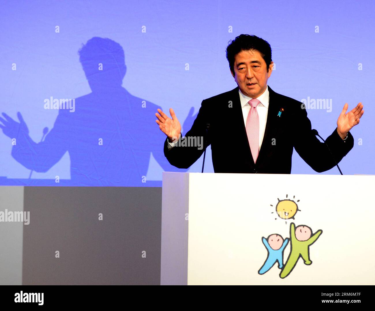 (140119) -- TOKYO, Jan. 19, 2014 (Xinhua) -- Shinzo Abe, Japanese Prime Minister and leader of the Liberal Democratic Party (LDP) speaks during the annual convention of the LDP in Tokyo, Japan, on Jan. 19, 2014. Japanese Prime Minister Shinzo Abe vowed Sunday to recover the country s economy by defeating prolonged deflation and create a virtuous cycle that would lead to wage increases. (Xinhua/Ma Ping) (srb) JAPAN-TOKYO-POLITICS-LDP-CONVENTION PUBLICATIONxNOTxINxCHN   Tokyo Jan 19 2014 XINHUA Shinzo ABE Japanese Prime Ministers and Leader of The Liberal Democratic Party LDP Speaks during The A Stock Photo
