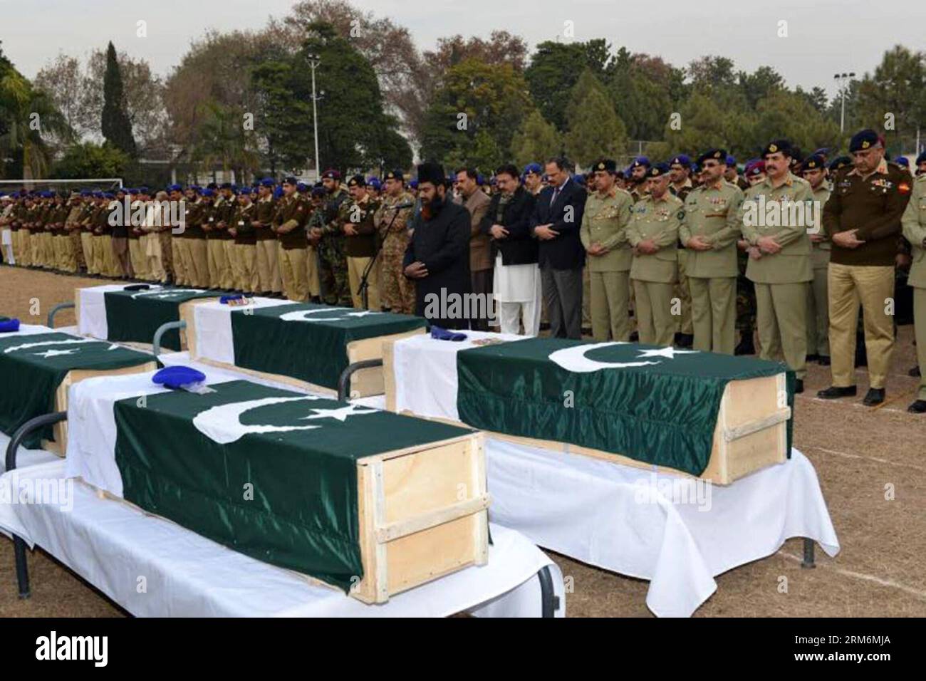 (140120) -- RAWALPINDI, Jan. 20, 2014 (Xinhua) -- Photo released by Pakistan Armed Forces Inter-Services Public Relations (ISPR) shows army officials mourn during the funeral of the victims killed in a suicide bomb blast in Rawalpindi, Pakistan, Jan. 20, 2014. At least 13 people were killed and over 20 others injured when a suicide bomber blew himself up near a police check post jointly owned by police and Pakistan army on Monday morning , officials said. (Xinhua/ISPR) (djj) PAKISTAN -RAWALPINDI-SUICIDE-ATTACK-FUNERAL PUBLICATIONxNOTxINxCHN   Rawalpindi Jan 20 2014 XINHUA Photo released by Pak Stock Photo