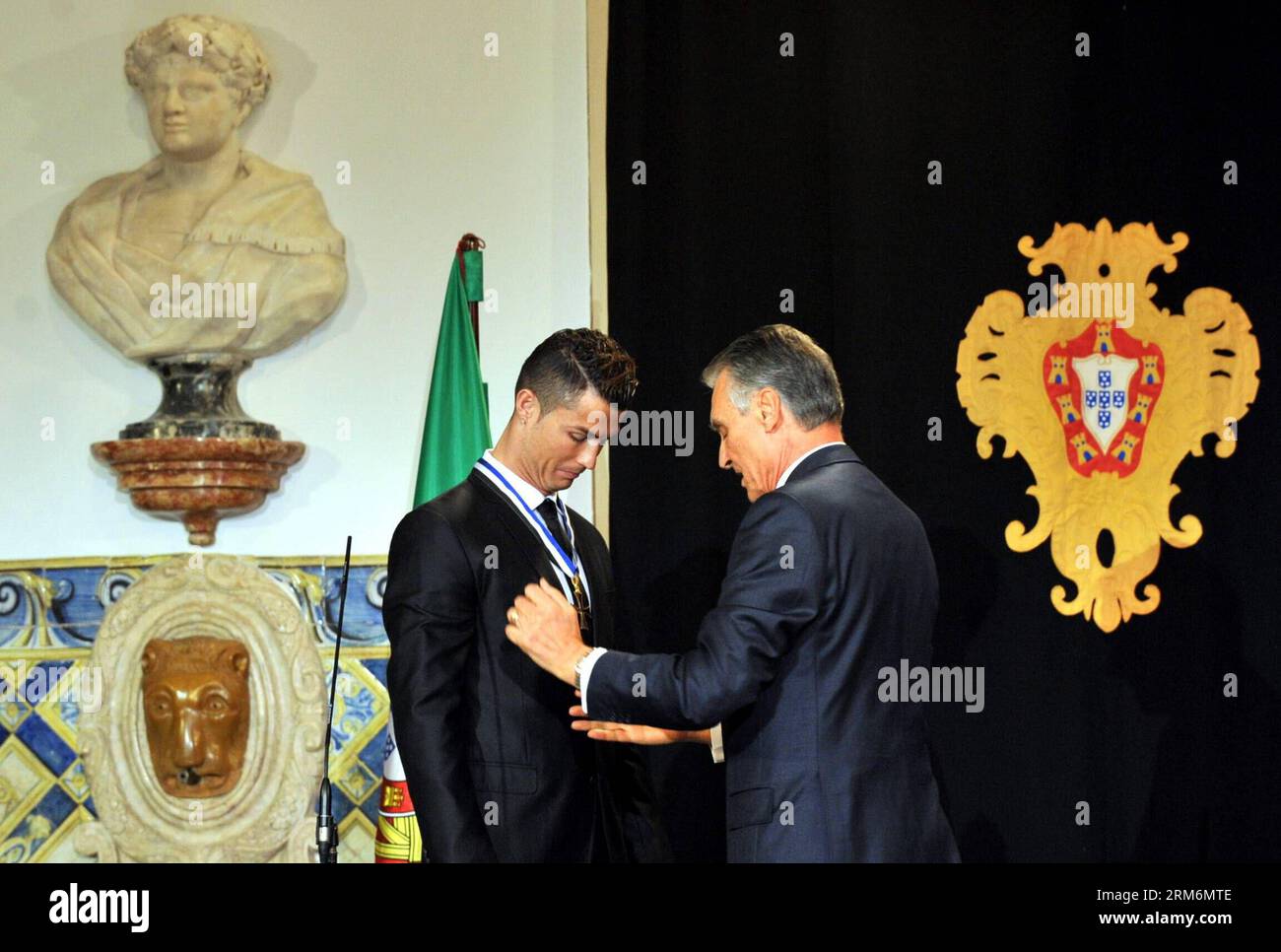 LISBON, Jan. 20, 2014 - Portuguese football super star Cristiano Ronaldo (L) is awarded the Grand Officer of the Order of Infante D. Henrique by Portuguese President Anibal Cavaco Silva at the Presidential Palace in Lisbon, Portugal, on Jan. 20, 2014. Ronaldo was awarded the country s top honor for his contribution to the national team and the prestige he has brought for Portugal around the world. (Xinhua/Zhang Liyun) (hy) (SP)PORTUGAL-LISBON-FOOTBALL-CRISTIANO RONALDO-TOP HONOR AWARDING PUBLICATIONxNOTxINxCHN   Lisbon Jan 20 2014 PORTUGUESE Football Super Star Cristiano Ronaldo l IS awarded T Stock Photo