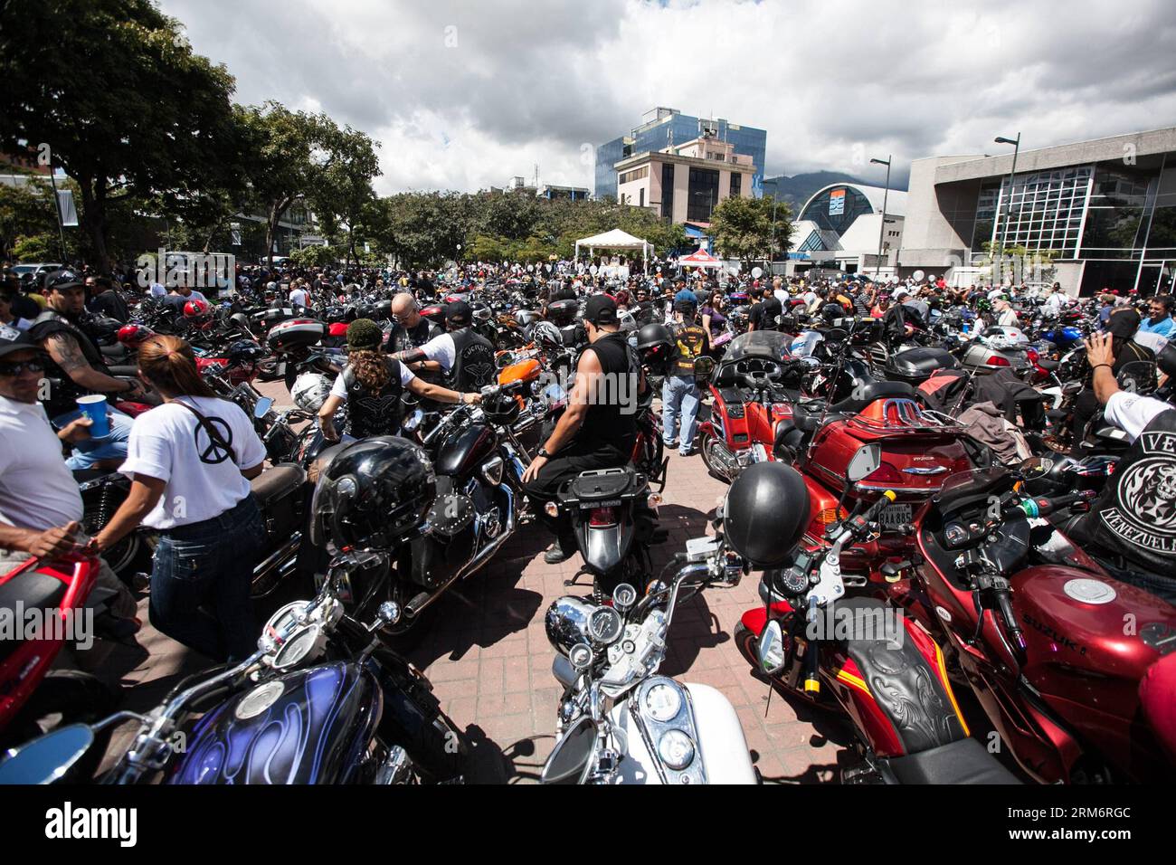 (140126) -- CARACAS, Jan. 26, 2014 (Xinhua) -- Venezuelan bikers participate in the annual mass for the blessing of the bikes 2014, at the Alfredo Sadel de las Mercedes Square, in Caracas, Venezuela, on Jan. 26, 2014. (Xinhua/Boris Vergara) (rt) (ah) VENEZUELA-CARACAS-SOCIETY-EVENT PUBLICATIONxNOTxINxCHN   Caracas Jan 26 2014 XINHUA Venezuelan Bikers participate in The Annual Mass for The Blessing of The Bikes 2014 AT The Alfredo  de Las Mercedes Square in Caracas Venezuela ON Jan 26 2014 XINHUA Boris Vergara RT AH Venezuela Caracas Society Event PUBLICATIONxNOTxINxCHN Stock Photo
