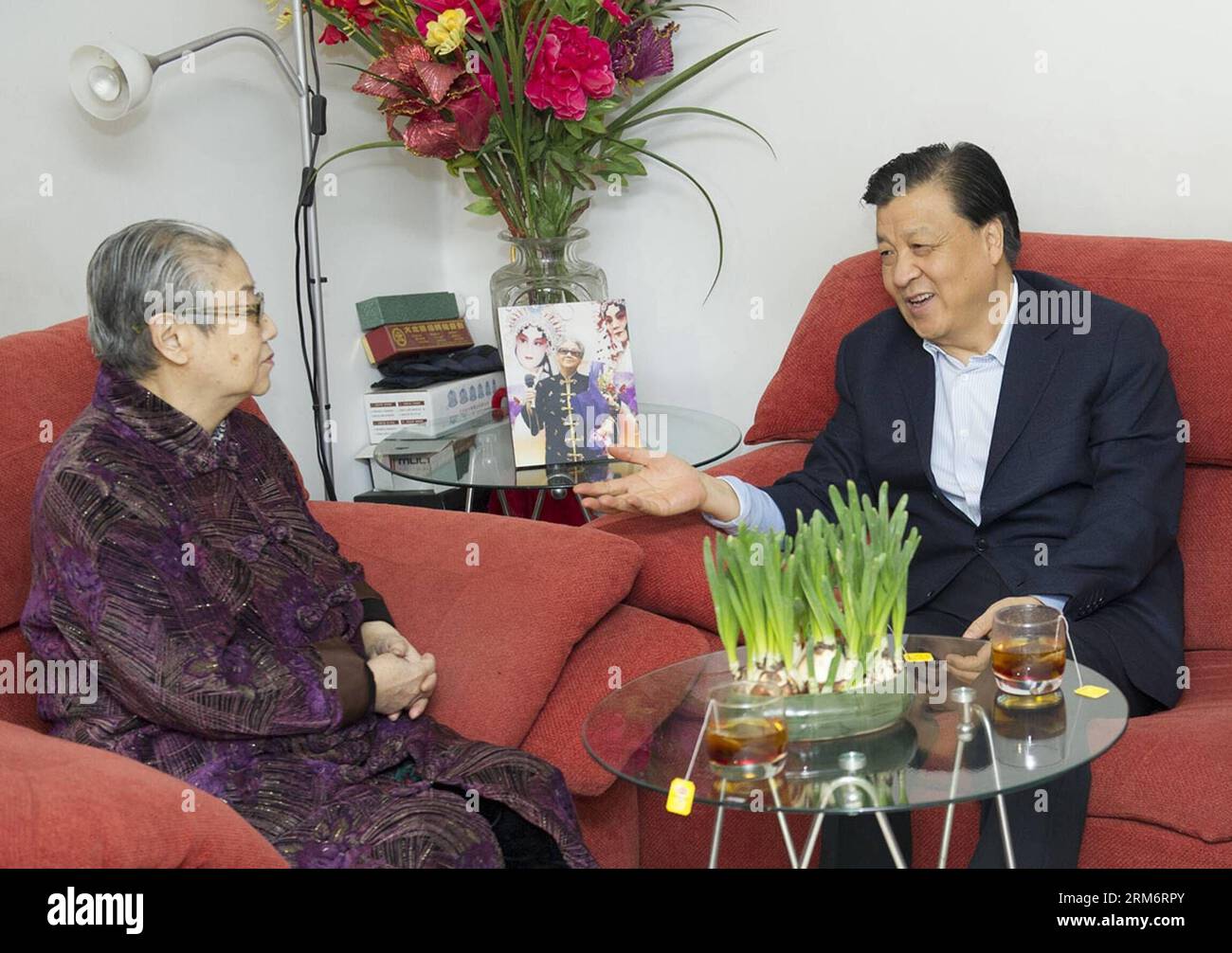 (140127) -- BEIJING, Jan. 27, 2014 (Xinhua) -- Liu Yunshan (R), a member of the Standing Committee of the Political Bureau of the Communist Party of China (CPC) Central Committee, talks with Peking Opera master Li Shiji in Beijing, capital of China, Jan. 27, 2014. On behalf of President Xi Jinping and the Communist Party of China (CPC) Central Committee, Liu visited several cultural icons in Beijing and extended lunar new year greetings to all cultural workers in the country.(Xinhua/Huang Jingwen) (zgp) CHINA-BEIJING-LIU YUNSHAN-CULTURAL WORKERS-VISIT (CN) PUBLICATIONxNOTxINxCHN   Beijing Jan Stock Photo