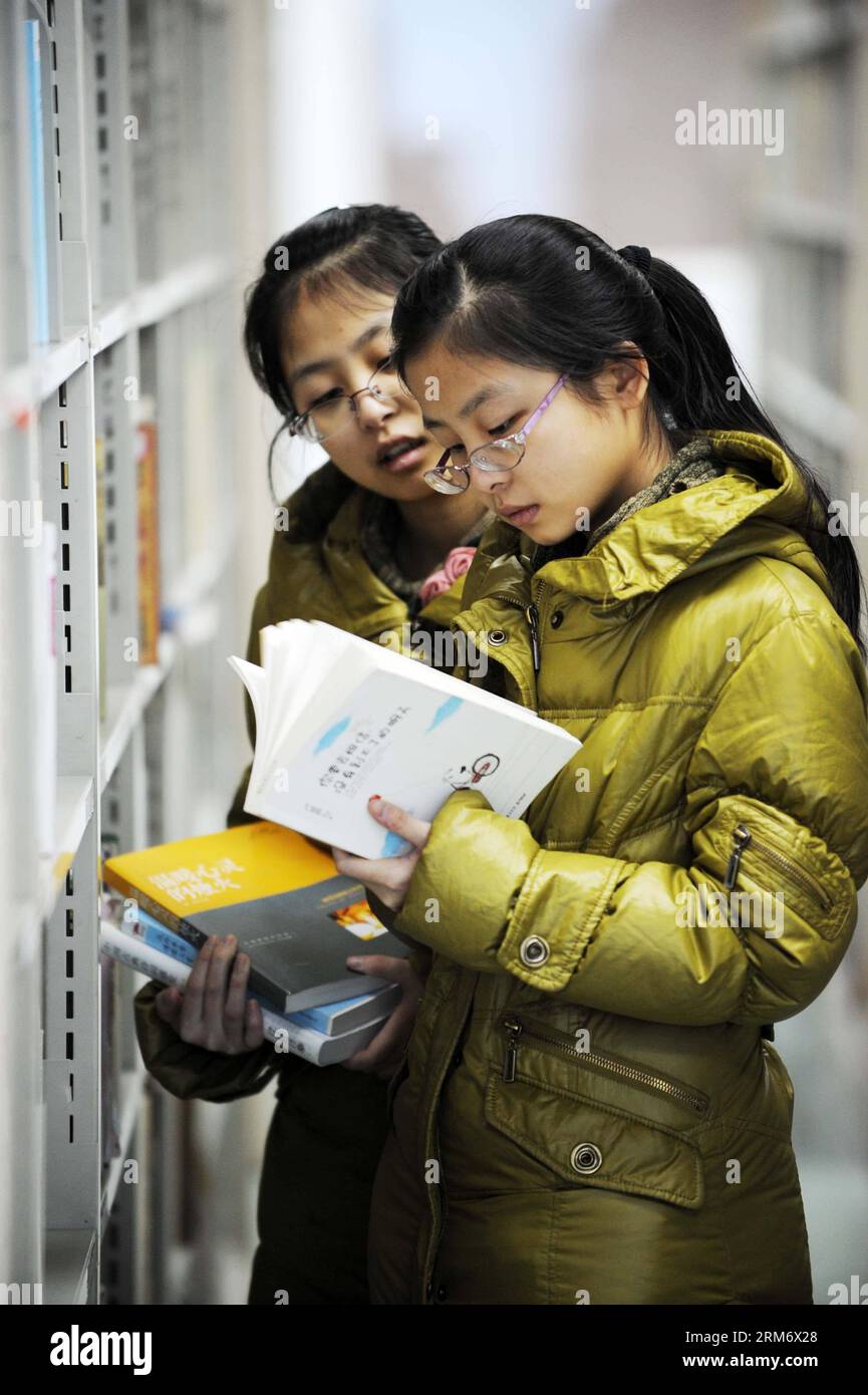 (140202) -- HARBIN , Feb. 2, 2014 (Xinhua) -- A pair of twin sisters reads books at the Heilongjiang Provincial Library in Harbin, capital of northeast China s Heilongjiang Province, Feb. 2, 2014. People spent time on reading books at library during the period of Spring Festival. (Xinhua/Wang Jianwei) (cjq) CHINA-HARBIN-LUNAR NEW YEAR-LIBRARY (CN) PUBLICATIONxNOTxINxCHN   Harbin Feb 2 2014 XINHUA a Pair of Twin Sisters reads Books AT The Heilongjiang Provincial Library in Harbin Capital of Northeast China S Heilongjiang Province Feb 2 2014 Celebrities spent Time ON Reading Books AT Library dur Stock Photo