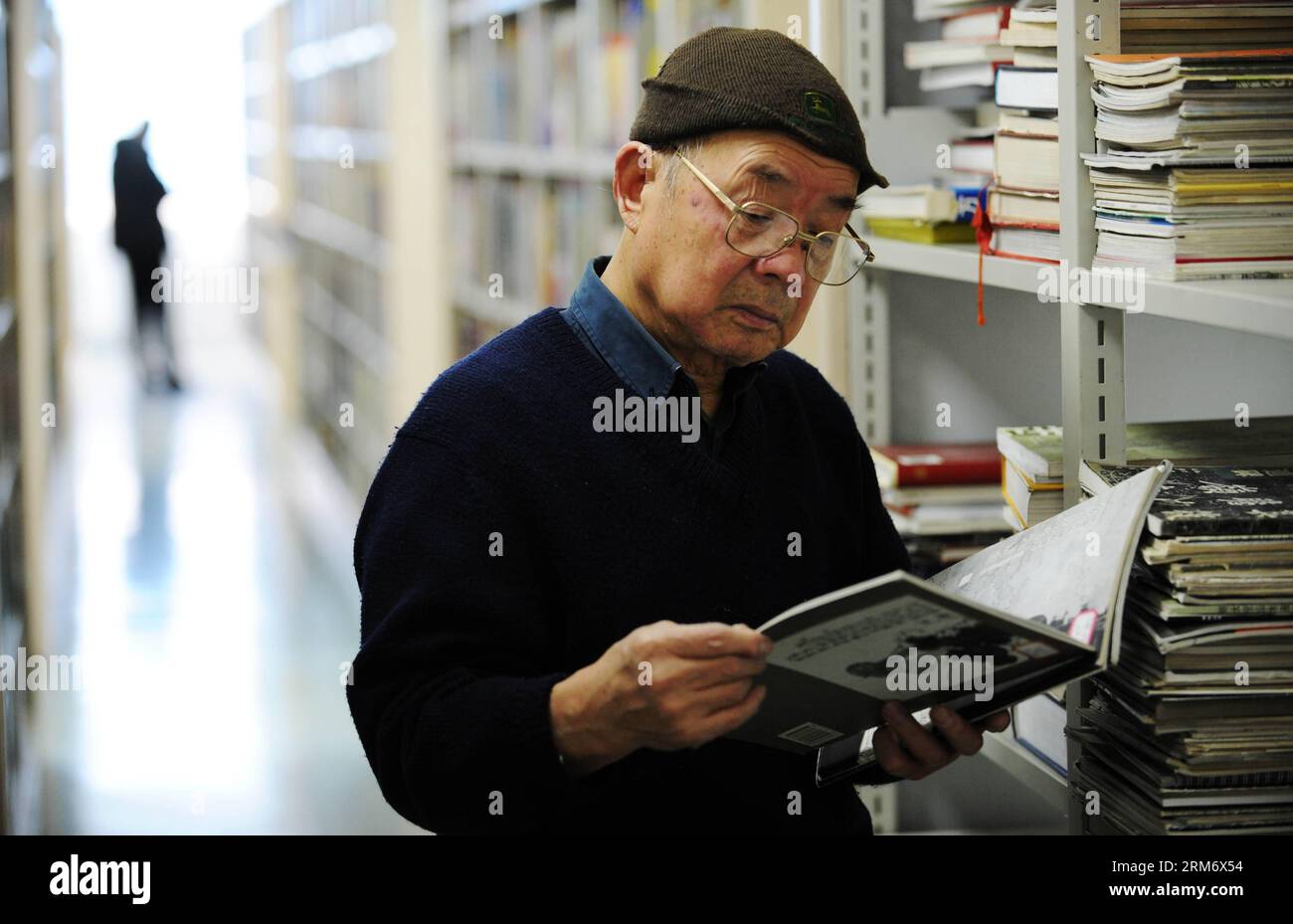 (140202) -- HARBIN , Feb. 2, 2014 (Xinhua) -- A man reads books at the Heilongjiang Provincial Library in Harbin, capital of northeast China s Heilongjiang Province, Feb. 2, 2014. People spent time on reading books at library during the period of Spring Festival. (Xinhua/Wang Jianwei) (cjq) CHINA-HARBIN-LUNAR NEW YEAR-LIBRARY (CN) PUBLICATIONxNOTxINxCHN   Harbin Feb 2 2014 XINHUA a Man reads Books AT The Heilongjiang Provincial Library in Harbin Capital of Northeast China S Heilongjiang Province Feb 2 2014 Celebrities spent Time ON Reading Books AT Library during The Period of Spring Festival Stock Photo