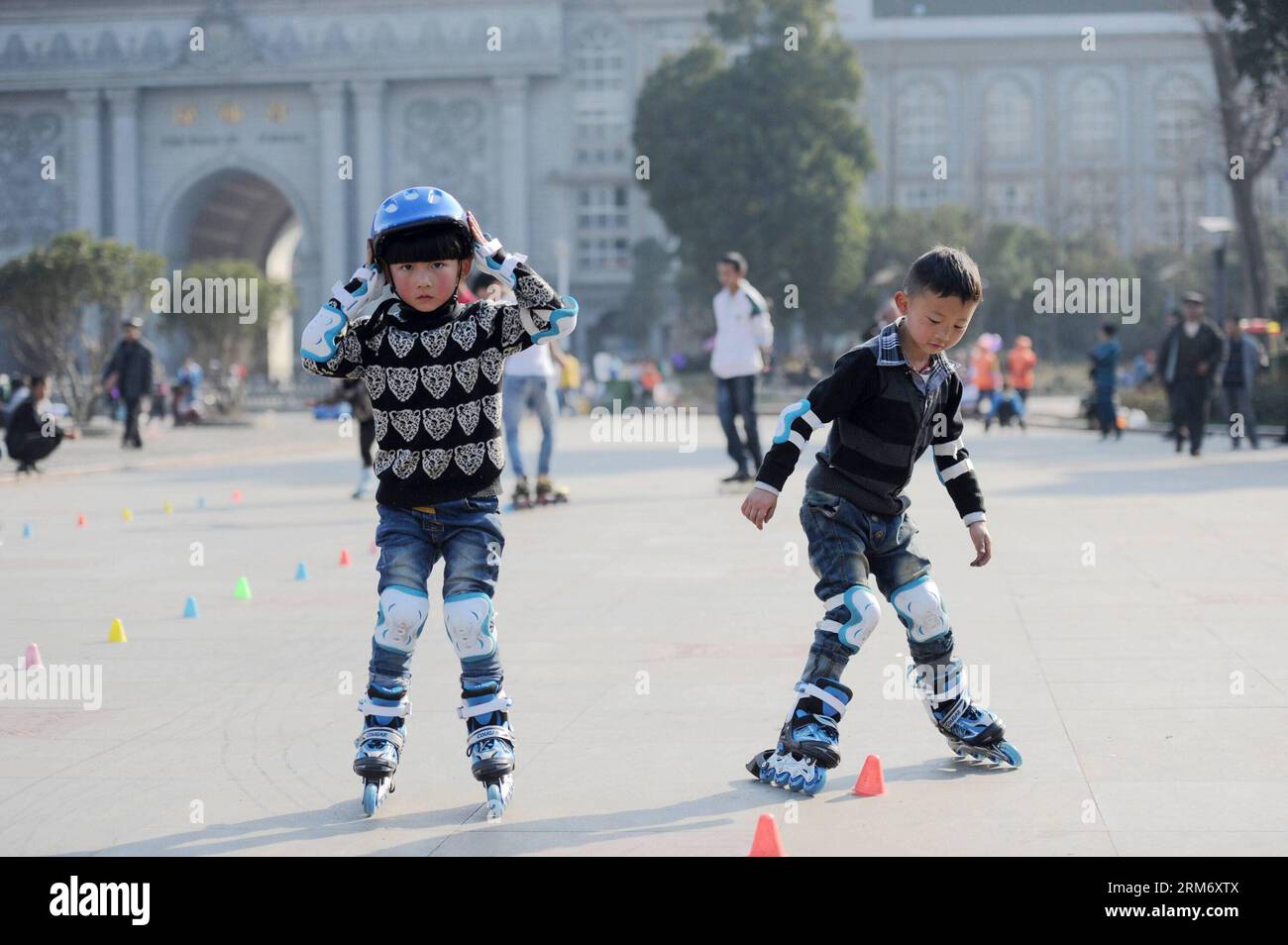 TURKEY, ISTANBUL: Guys meet for roller blading Stock Photo - Alamy