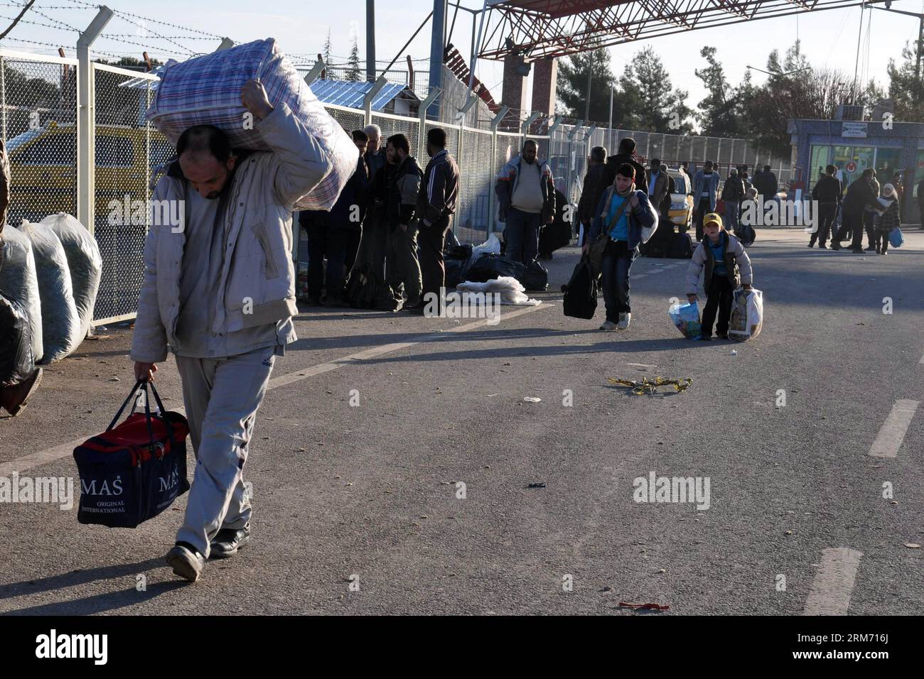 (140208) -- KILIS(TURKEY), Feb. 8, 2014 (Xinhua) -- Photo taken on Feb. 8, 2014 shows Syrian refugees entering Kilis Province, southern Turkey. (Xinhua/Mert Macit) TURKEY-KILIS-SYRIAN REFUGEE PUBLICATIONxNOTxINxCHN   Turkey Feb 8 2014 XINHUA Photo Taken ON Feb 8 2014 Shows Syrian Refugees ENTERING  Province Southern Turkey XINHUA MERT  Turkey  Syrian Refugee PUBLICATIONxNOTxINxCHN Stock Photo