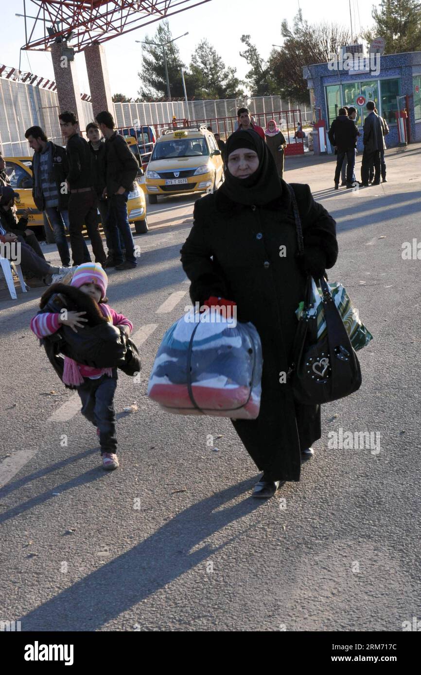 (140208) -- KILIS(TURKEY), Feb. 8, 2014 (Xinhua) -- Photo taken on Feb. 8, 2014 shows Syrian refugees entering Kilis Province, southern Turkey. (Xinhua/Mert Macit) TURKEY-KILIS-SYRIAN REFUGEE PUBLICATIONxNOTxINxCHN   Turkey Feb 8 2014 XINHUA Photo Taken ON Feb 8 2014 Shows Syrian Refugees ENTERING  Province Southern Turkey XINHUA MERT  Turkey  Syrian Refugee PUBLICATIONxNOTxINxCHN Stock Photo