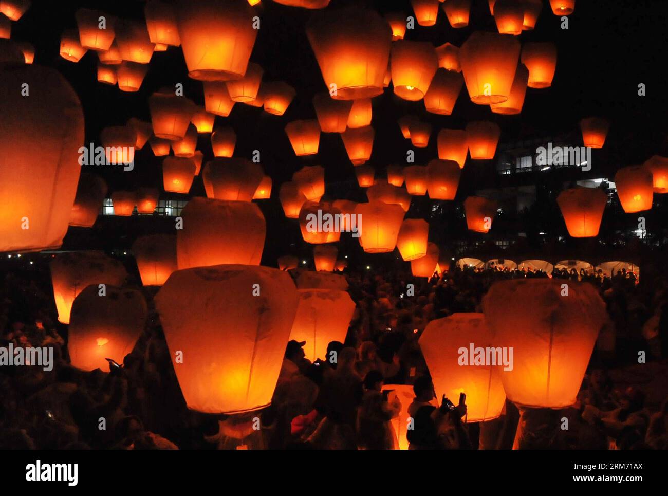 People let lanterns into the sky in Pingxi, New Taipei City of southeast China s Taiwan, Feb. 8, 2014. A sky lantern festival was held here on Saturday. (Xinhua/Chen Yehua) (zwx) CHINA-XINBEI-SKY LANTERN FESTIVAL(CN) PUBLICATIONxNOTxINxCHN   Celebrities Let Lanterns into The Sky in Pingxi New Taipei City of South East China S TAIWAN Feb 8 2014 a Sky Lantern Festival what Hero Here ON Saturday XINHUA Chen Yehua  China Xinbei Sky Lantern Festival CN PUBLICATIONxNOTxINxCHN Stock Photo