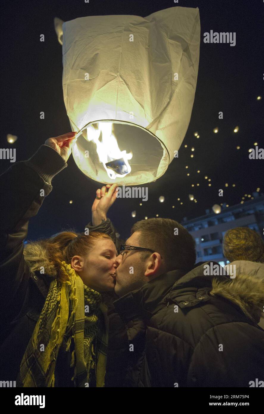 A couple kiss during the Lampionovo Lantern Festival in Zapresic, Croatia, Feb. 14, 2014. People released lanterns carrying their hopes and best wishes during the festival on Friday, and signed a huge Valentine s Day card to their twin town of Kastela. (Xinhua/Miso Lisanin) (zhf) CROATIA-ZAPRESIC-LANTERN FESTIVAL PUBLICATIONxNOTxINxCHN   a COUPLE Kiss during The  Lantern Festival in  Croatia Feb 14 2014 Celebrities released Lanterns carrying their Hopes and Best wishes during The Festival ON Friday and signed a Huge Valentine S Day Card to their Twin Town of Kastela XINHUA Miso   Croatia  Lant Stock Photo
