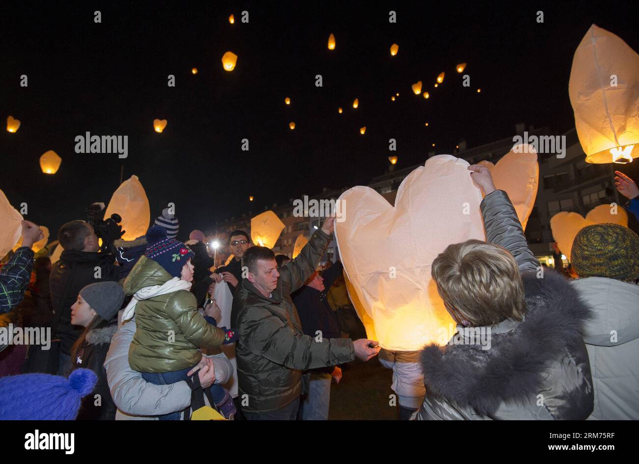 People fly lanterns into the night sky during the Lampionovo Lantern Festival in Zapresic, Croatia, Feb. 14, 2014. People released lanterns carrying their hopes and best wishes during the festival on Friday, and signed a huge Valentine s Day card to their twin town of Kastela. (Xinhua/Miso Lisanin) (zhf) CROATIA-ZAPRESIC-LANTERN FESTIVAL PUBLICATIONxNOTxINxCHN   Celebrities Fly Lanterns into The Night Sky during The  Lantern Festival in  Croatia Feb 14 2014 Celebrities released Lanterns carrying their Hopes and Best wishes during The Festival ON Friday and signed a Huge Valentine S Day Card to Stock Photo
