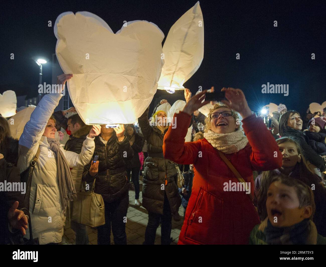 People fly lanterns into the night sky during the Lampionovo Lantern Festival in Zapresic, Croatia, Feb. 14, 2014. People released lanterns carrying their hopes and best wishes during the festival on Friday, and signed a huge Valentine s Day card to their twin town of Kastela. (Xinhua/Miso Lisanin) (zhf) CROATIA-ZAPRESIC-LANTERN FESTIVAL PUBLICATIONxNOTxINxCHN   Celebrities Fly Lanterns into The Night Sky during The  Lantern Festival in  Croatia Feb 14 2014 Celebrities released Lanterns carrying their Hopes and Best wishes during The Festival ON Friday and signed a Huge Valentine S Day Card to Stock Photo