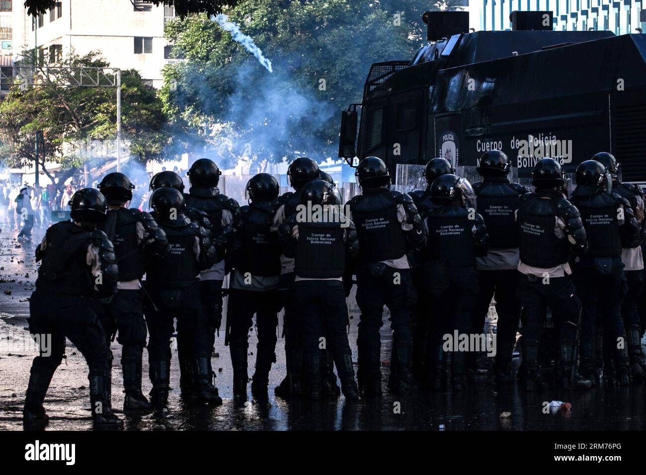 Students and riot police clash during a protest by government opponents, in the city of Caracas, capital of Venezuela, on Feb. 15, 2014. (Xinhua/Boris Vergara) (bxq) VENEZUELA-CARACAS-SOCIETY-PROTEST PUBLICATIONxNOTxINxCHN   Students and Riot Police Clash during a Protest by Government opponents in The City of Caracas Capital of Venezuela ON Feb 15 2014 XINHUA Boris Vergara  Venezuela Caracas Society Protest PUBLICATIONxNOTxINxCHN Stock Photo