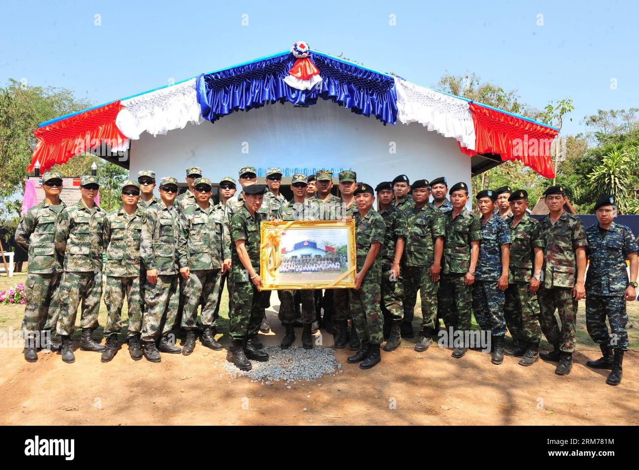 (140218) -- PITSANULOKE, Feb. 18, 2014 (Xinhua) -- Chinese and Thai soldiers pose for a group photo during the exercise Cobra Gold 2014 at a school in Pitsanuloke Province, Thailand, Feb. 18, 2014. China has sent troops to attend the multilateral military exercise Cobra Gold, led by the United States and Thailand, for the first time. The seventeen-strong Chinese squad will take part in operations at the command and coordination center, engineering assistance, medical aid as well as discussions and exchanges of military medical sciences, according to officers with the foreign affairs office of Stock Photo